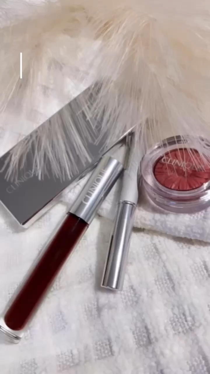 #CliniquePartner I am so excited to be trying out @clinique Black Honey Line! I am in love with all of the products. 

1. 𝐓𝐡𝐞 𝐛𝐞𝐬𝐭 𝐨𝐟 𝐛𝐥𝐚𝐜𝐤 𝐡𝐨𝐧𝐞𝐲 𝐚𝐥𝐥 𝐚𝐛𝐨𝐮𝐭 𝐬𝐡𝐚𝐝𝐨𝐰 𝐩𝐚𝐥𝐞𝐭𝐭𝐞: I absolutely love the pigmentation this pallet.

2. 𝐓𝐡𝐞 𝐜𝐡𝐞𝐞𝐤 𝐩𝐨𝐩/𝐛𝐥𝐮𝐬𝐡 𝐩𝐨𝐩: this looks so amazing on my skin tone it’s about to be my new obsession.

3. 𝐀𝐥𝐦𝐨𝐬𝐭 𝐥𝐢𝐩𝐬𝐭𝐢𝐜𝐤: This right here is like a lip moisturizer/lip balm lipstick all in one. I love this for an every day look, even the gym.

4. 𝐂𝐥𝐢𝐧𝐢𝐪𝐮𝐞 𝐩𝐨𝐩 𝐩𝐥𝐮𝐬𝐡: I love the bold color of this lip gloss. 

What look will you create with a black honey? 

@clinique #BlackHoney #BeeStungLip 
#clinique #cliniquePartner #ClinicMakeup

#LTKstyletip #LTKunder100 #LTKbeauty