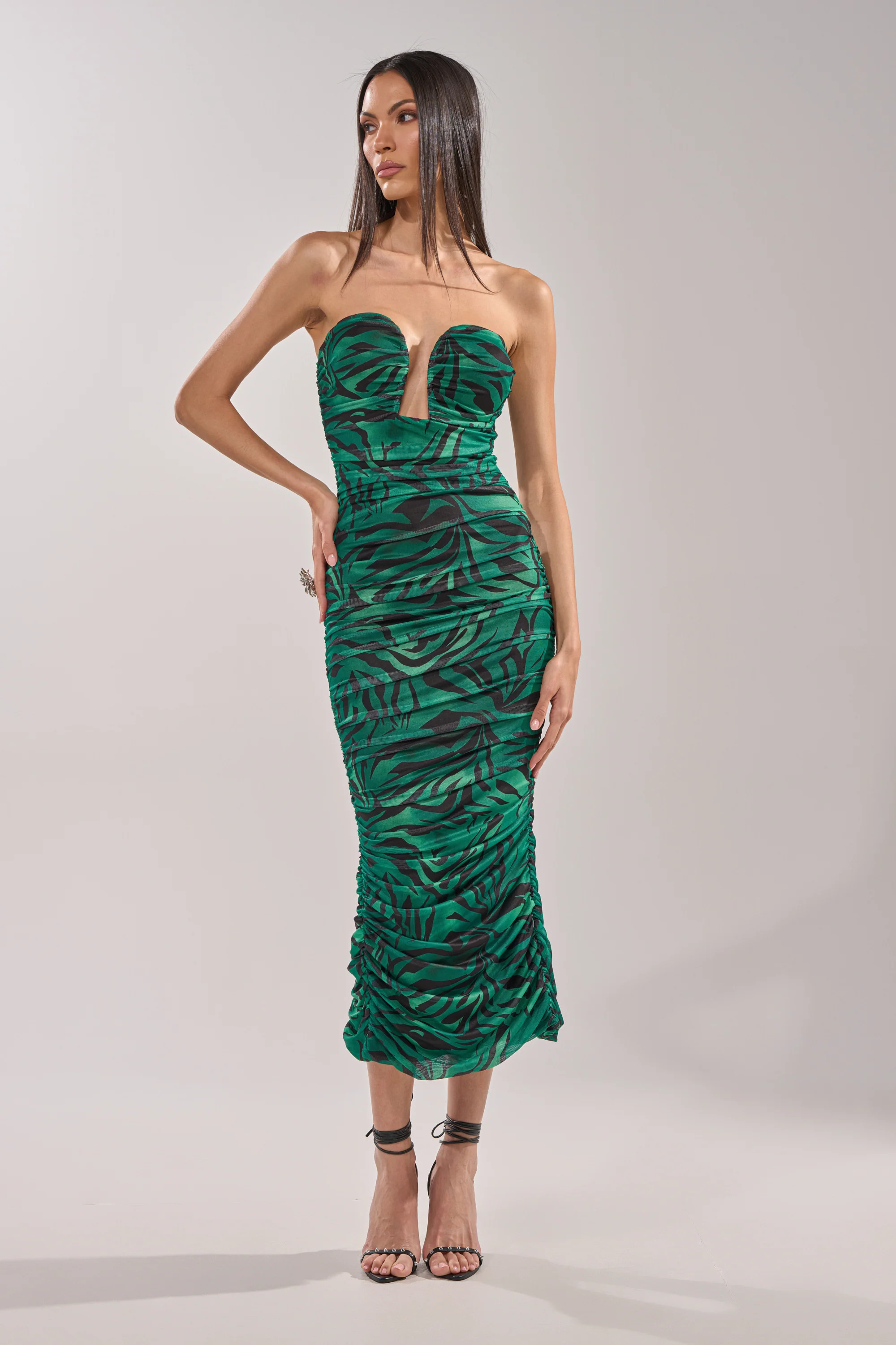 DAY OUT STRAPLESS PRINT MIDI DRESS | AKIRA