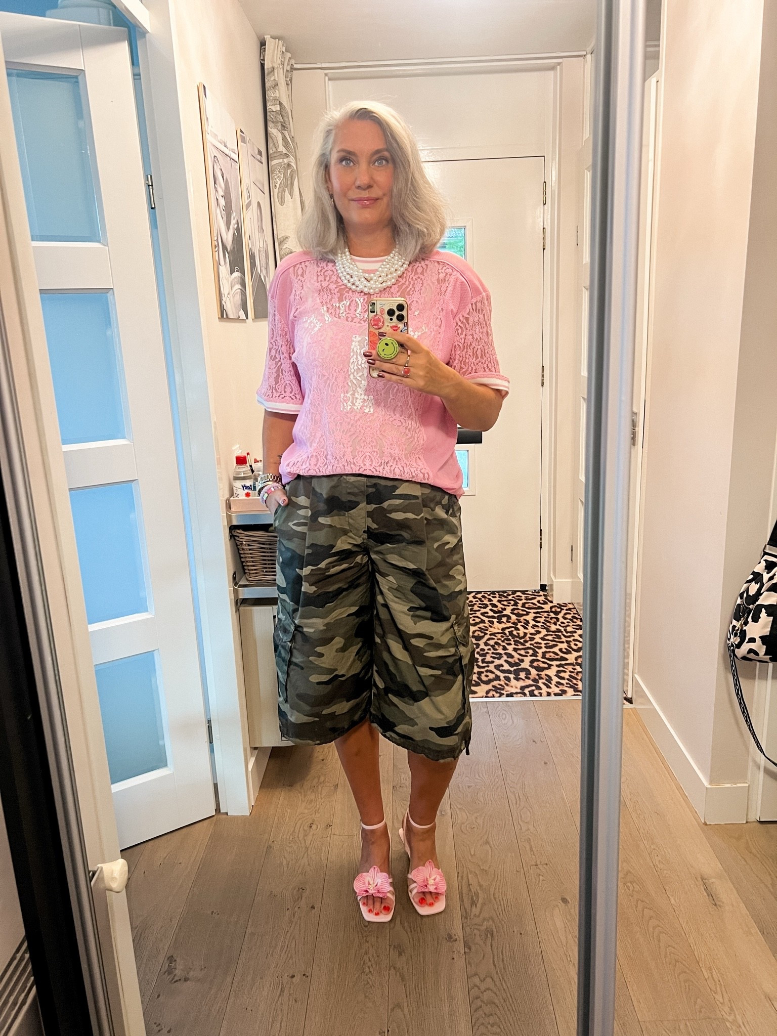 OOTD - Maandag. Roze kanten sport shirt van Haute l’Amite (vorig jaar) stacked parelketting van Bijou Brigitte, camouflage oversized bermuda of jort en roze kitten heels met bloem.

#LTKnederlands #LTKeurope #LTKsummer