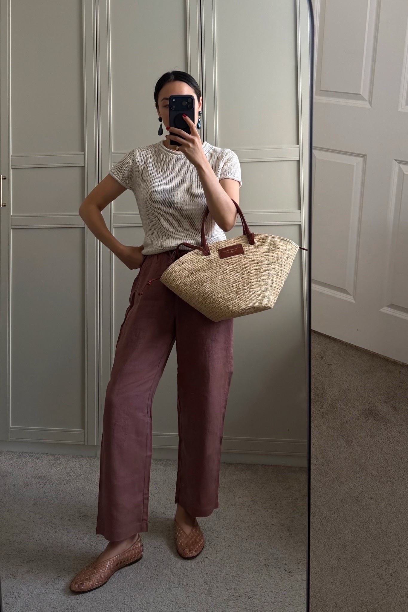 Elevated & comfy Warm weather faves 

Sweater tee small - slightly see through, I wear with a nude bra or wear a tank top
Linen ankle pants xs petite 
Dolce vita Jelly shoes 
Sezane tote 


#LTKootd