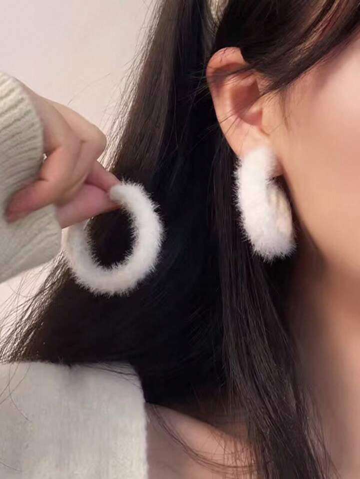 1pair White Furry Ball C Design Simple Earrings With Gentle Elegant, Suitable For Daily Wear | SHEIN