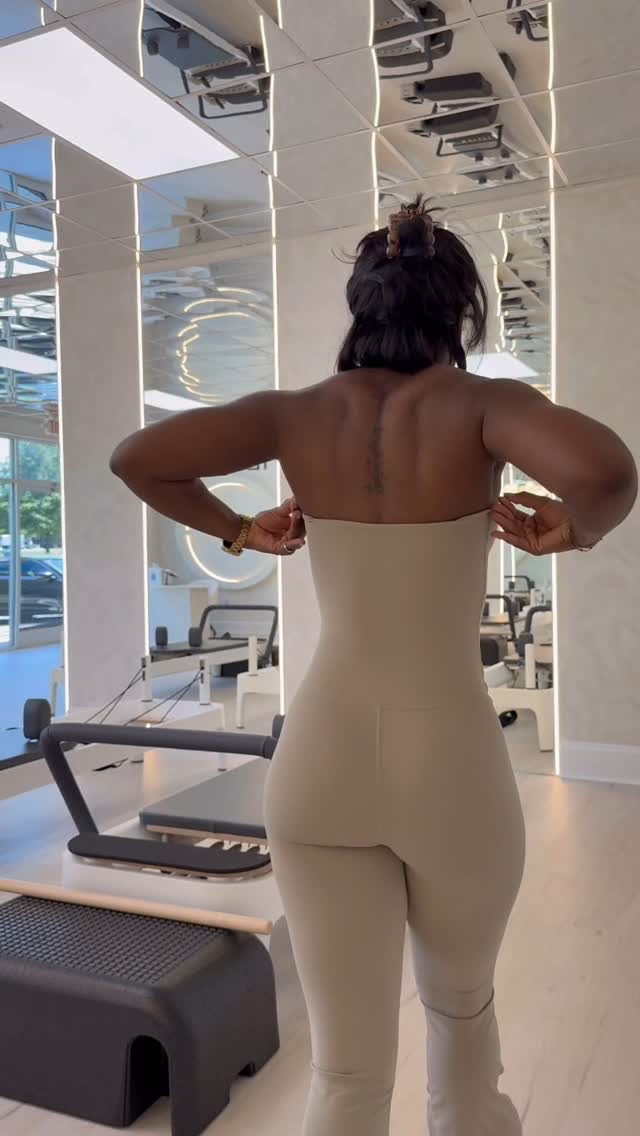 a week at @oasispilatesclt 
.
I found the cutest studio in Charlotte, the vibes had me making sure I got my looks together. Are you a reformer girl or a mat girl? #reformerpilates #matpilatesclass
