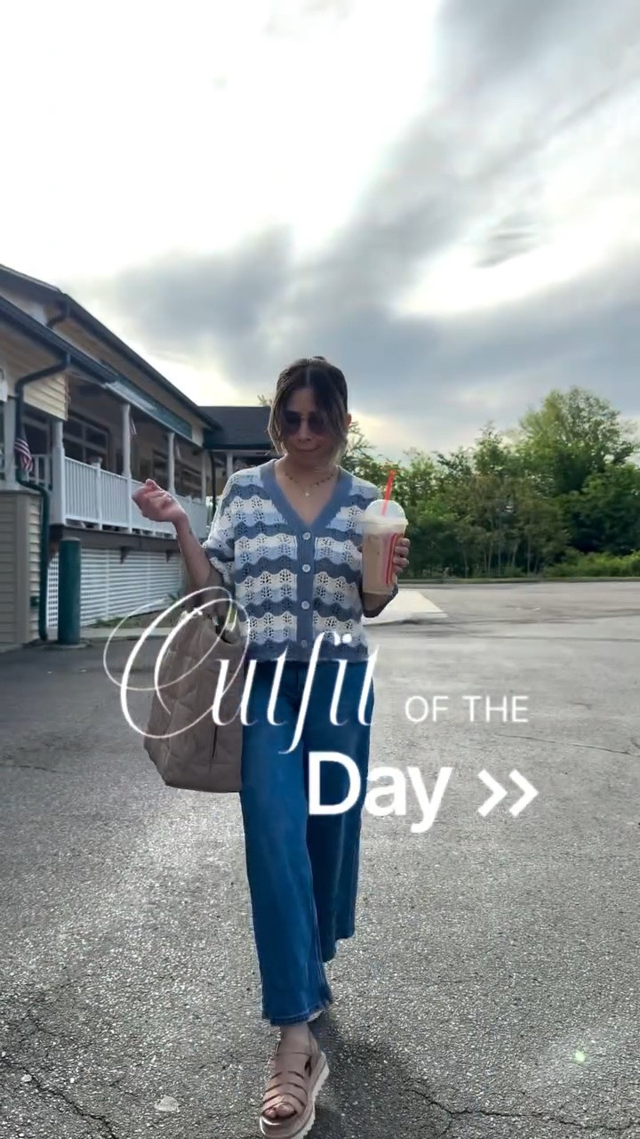 Outfit of the Day 🤍 Feliz Miércoles 

Top: @target 
Jeans: @amazon 
Shoes: @target 
Bag: @target

#ootd #outfitoftheday #wednesdayoutfit #comfyness