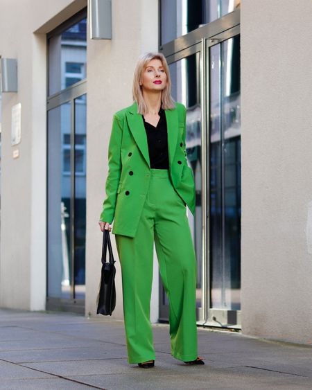 Evergreen 💚 Office Style in Grün. Klassischer Anzug mit Frische- Kick 

#LTKSeasonal #LTKstyletip #LTKover40