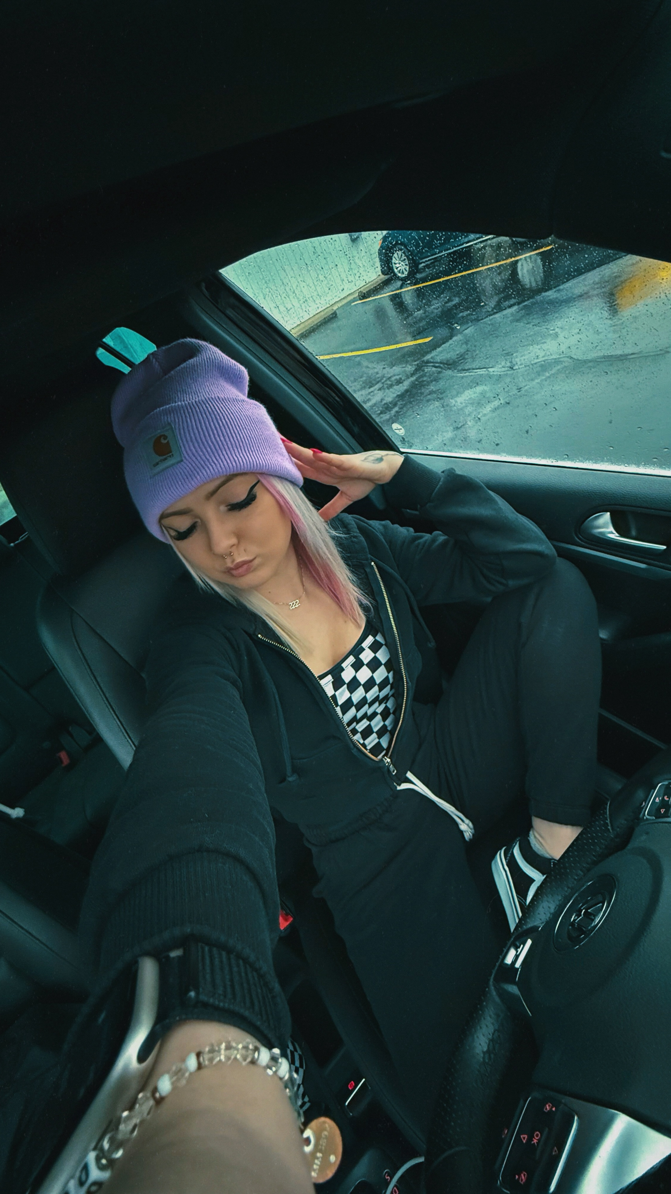 ✨DM me on insta for the link to the EXACT carhartt beanie i’m wearing😇✨