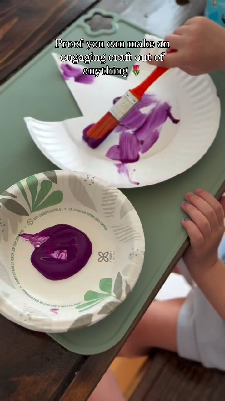 This flower craft turned out so cute and I love how easy it was to prep!!! Just grab some paper plates, cut them into different designs for the flowers, let your little one paint or decorate it however they want, and then add construction paper as the stem 🌷🌷🌷

Comment SHOP for details on our favorite craft supplies to be sent your way! Follow along for more easy toddler activities 🤭

#toddlermom #momlife #toddlerlife #toddleractivities #flowers spring and summer craft ideas | sensory play | painting activity | toddler screen free activity | parenting