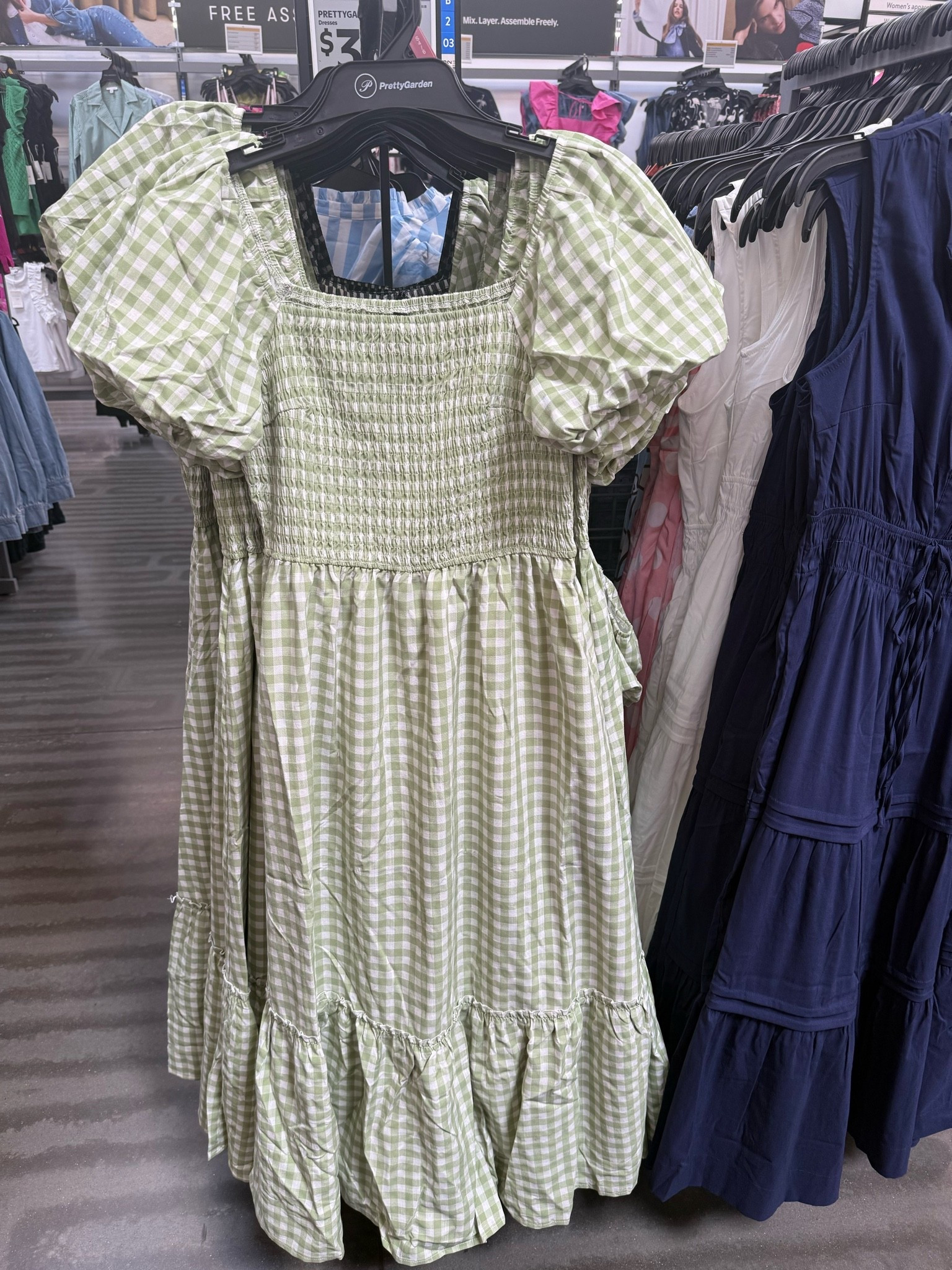 Checkered dress for Fall💚 loving the puff sleeves.