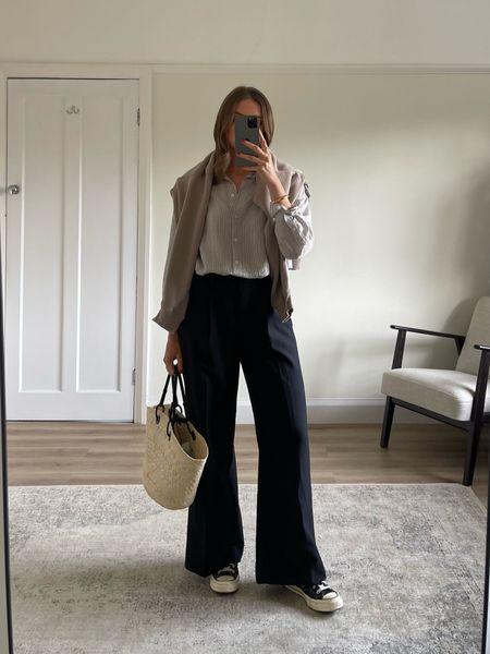 Abercrombie & Fitch styling 
Wearing a small in the brown striped ‘breezy shirt’ 
27 reg in the harper black wide leg trousers
I’m 5ft 6 for an idea of the length
I’ve draped a beige/nude half zip over my shoulders, size medium 
This would be a great airport outfit 