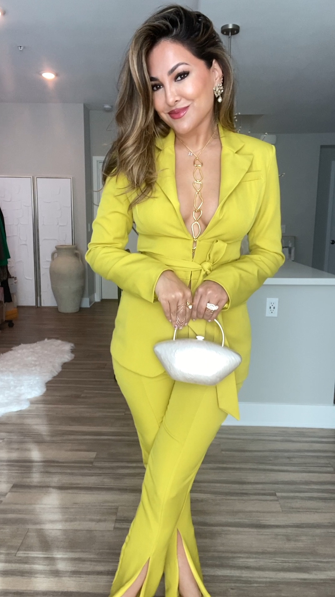 GRWM: Styling My New Suit Set Spring✨

Outfit Breakdown:
suit set —  @clubllondon size US4 
body chain— @cultgaia 
shoes — @schutz 
earrings — @dior 
lip gloss — @charlottetilbury 
bag — @zara 
perfume — @yslbeauty
rings — @juliavaughn

#LTKbeauty #LTKstyletip #LTKunder50