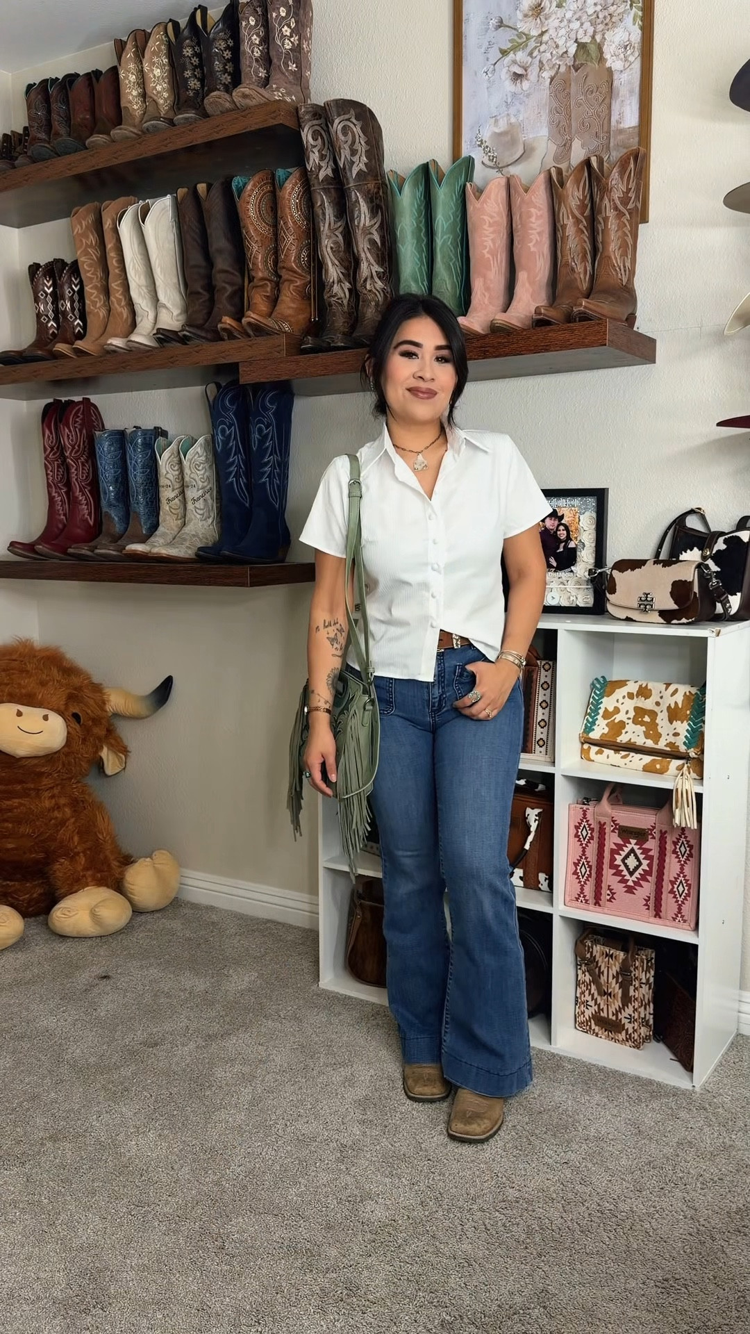 Casual yet cute ootd🌵jeans are sneak peek but are sold out, I linked very similar jeans! And purse is from Montana West
#vaquera#vaqueraootd#western#westernfashion#vaquerastyle#fyp

#LTKgrwm #LTKPetite #LTKootd