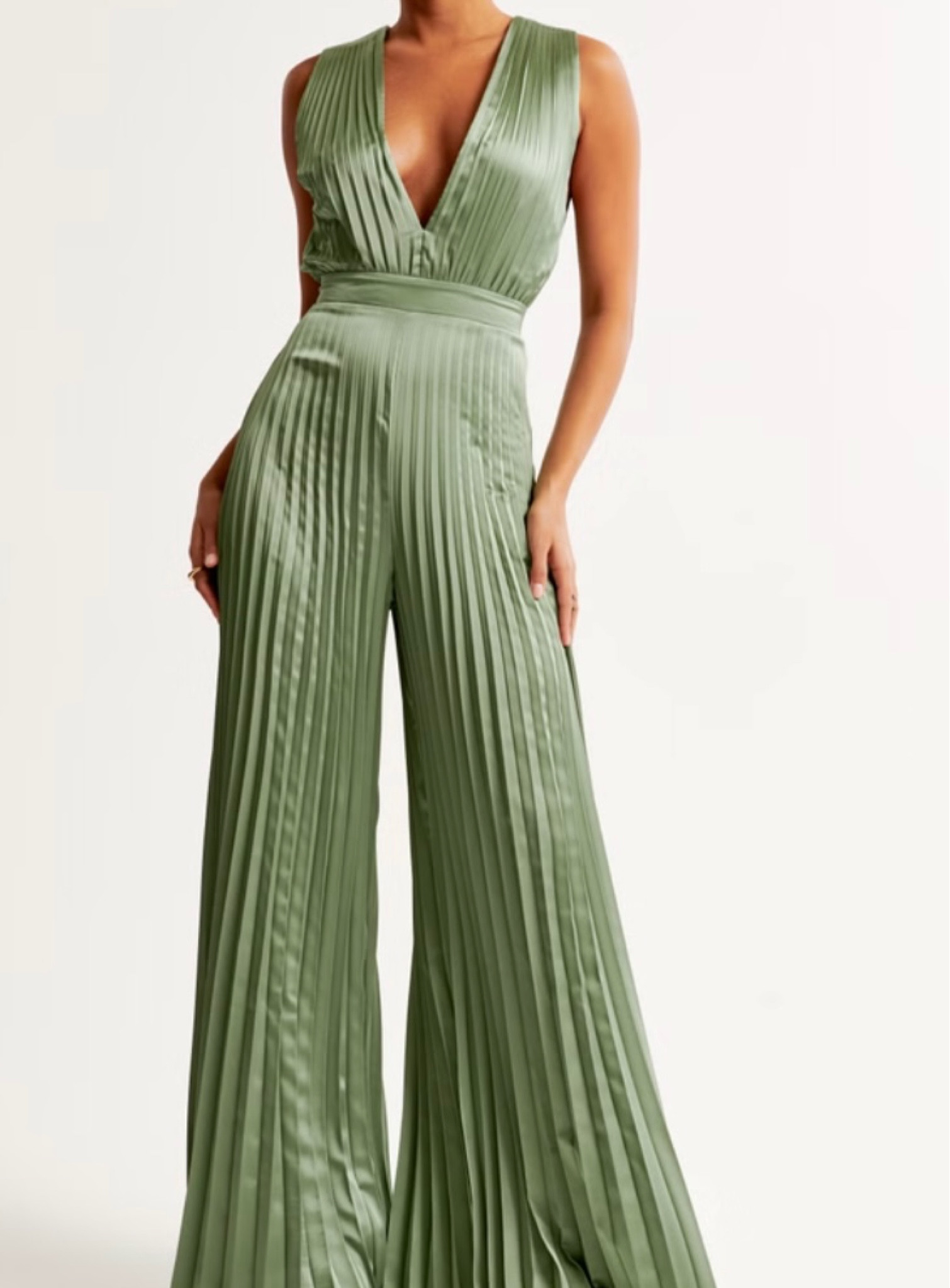 Abercrombie & Fitch Giselle Pleated Jumpsuit #blackgirlfashion #fashion #datenightoutfit

#LTKmidsize #LTKplussize #LTKsalealert