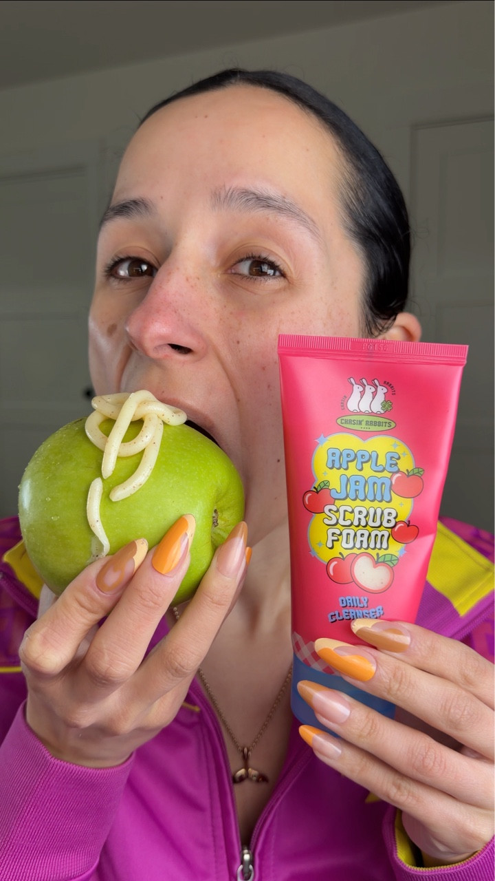 Chasing that glow with this apple cleanser from Chasin’ Rabbits 🍎✨

Smells SO good and gives the most gentle exfoliation ever. I was honestly surprised by how soft it feels on my skin,perfect for my sensitive girlies 💧

So glad I discovered this one 🤍

@chasinrabbits.global 

#applejamscrubfoam #cleanser #skincare #pores #kbeauty