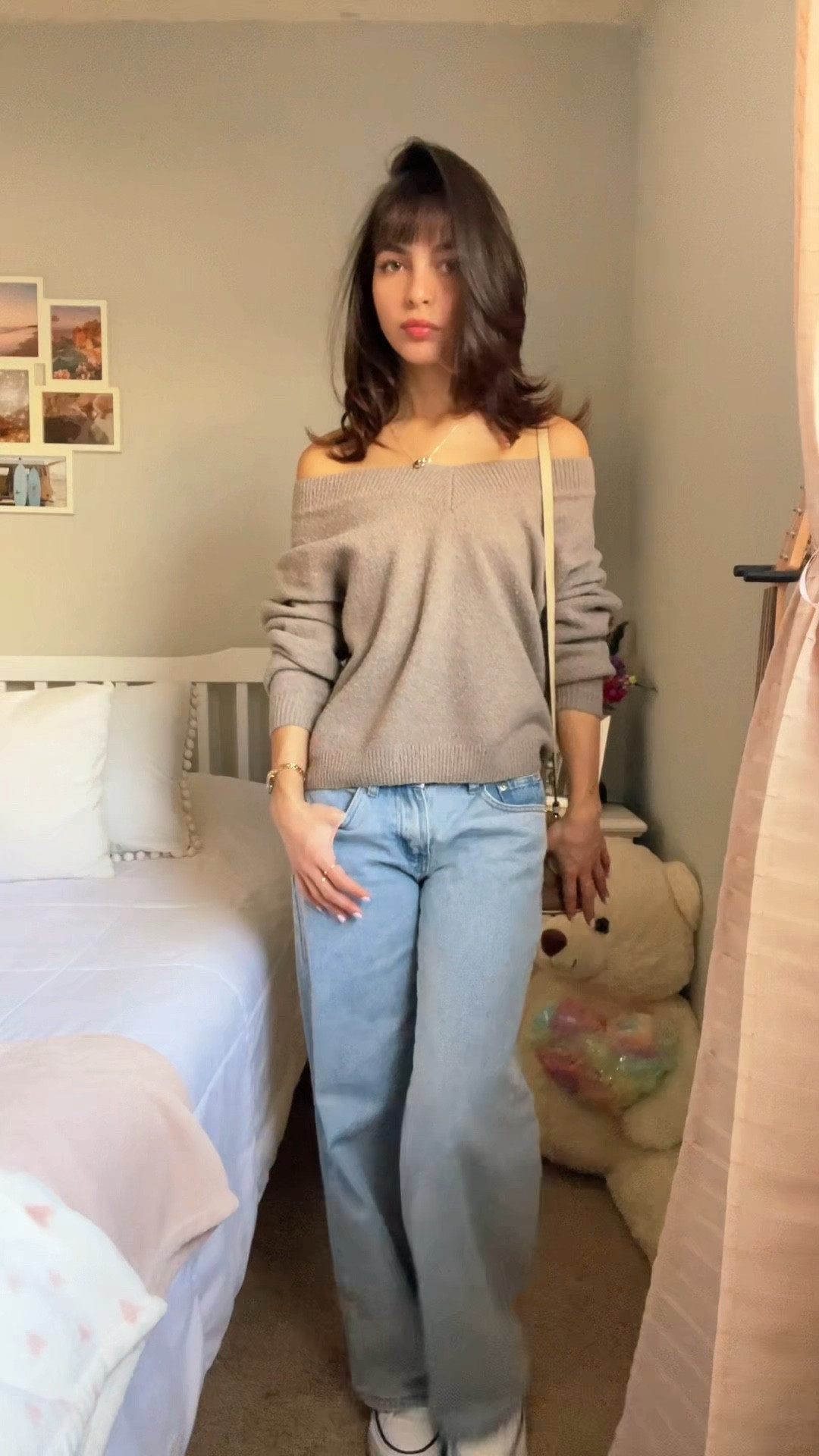 Top: Hollister 
Bottoms: edikted 
Shoes: converse 
Bag: coach 

#LTKStyleTip #LTKHoliday #LTKSeasonal