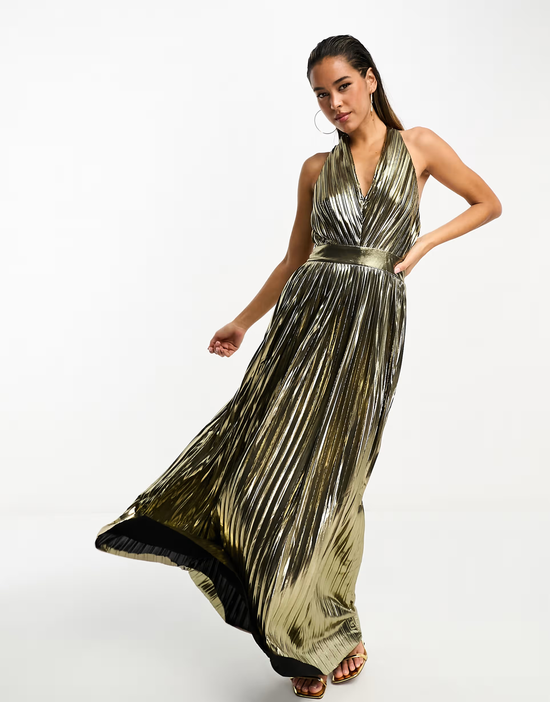 TFNC – Plissiertes Neckholder-Maxikleid in Gold  | ASOS | ASOS (Global)