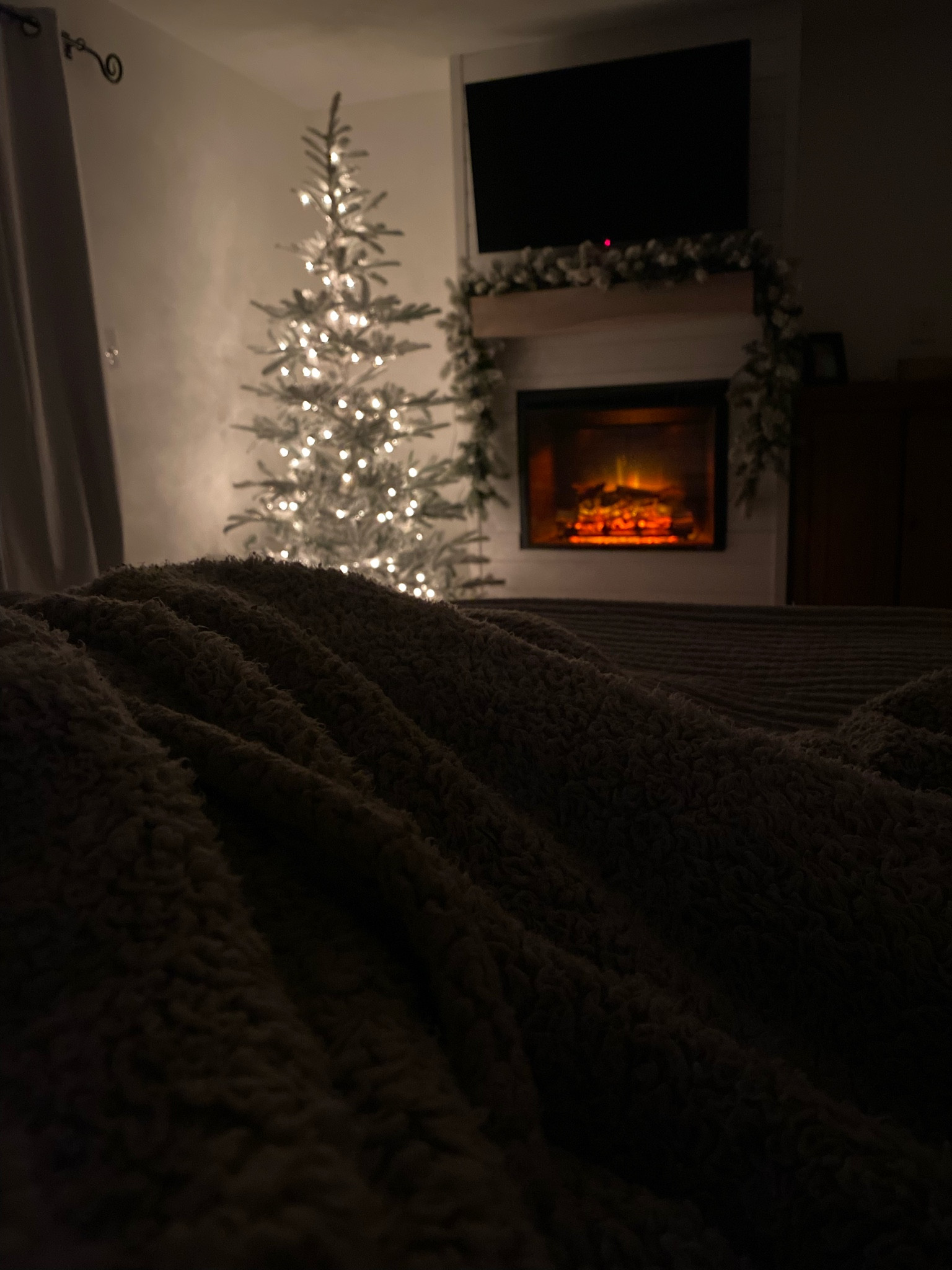 Tell me that a Christmas tree in your bedroom isn’t the best thing ever?! 

#LTKHome #LTKSeasonal #LTKHoliday