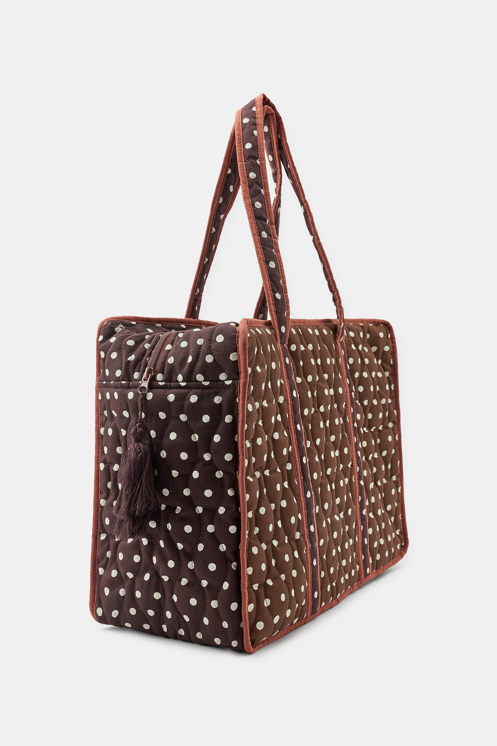 Model height: 173 cmRectangular printed bag crafted from 100% cotton. Shoulder straps. Quilted de... | Zara UK