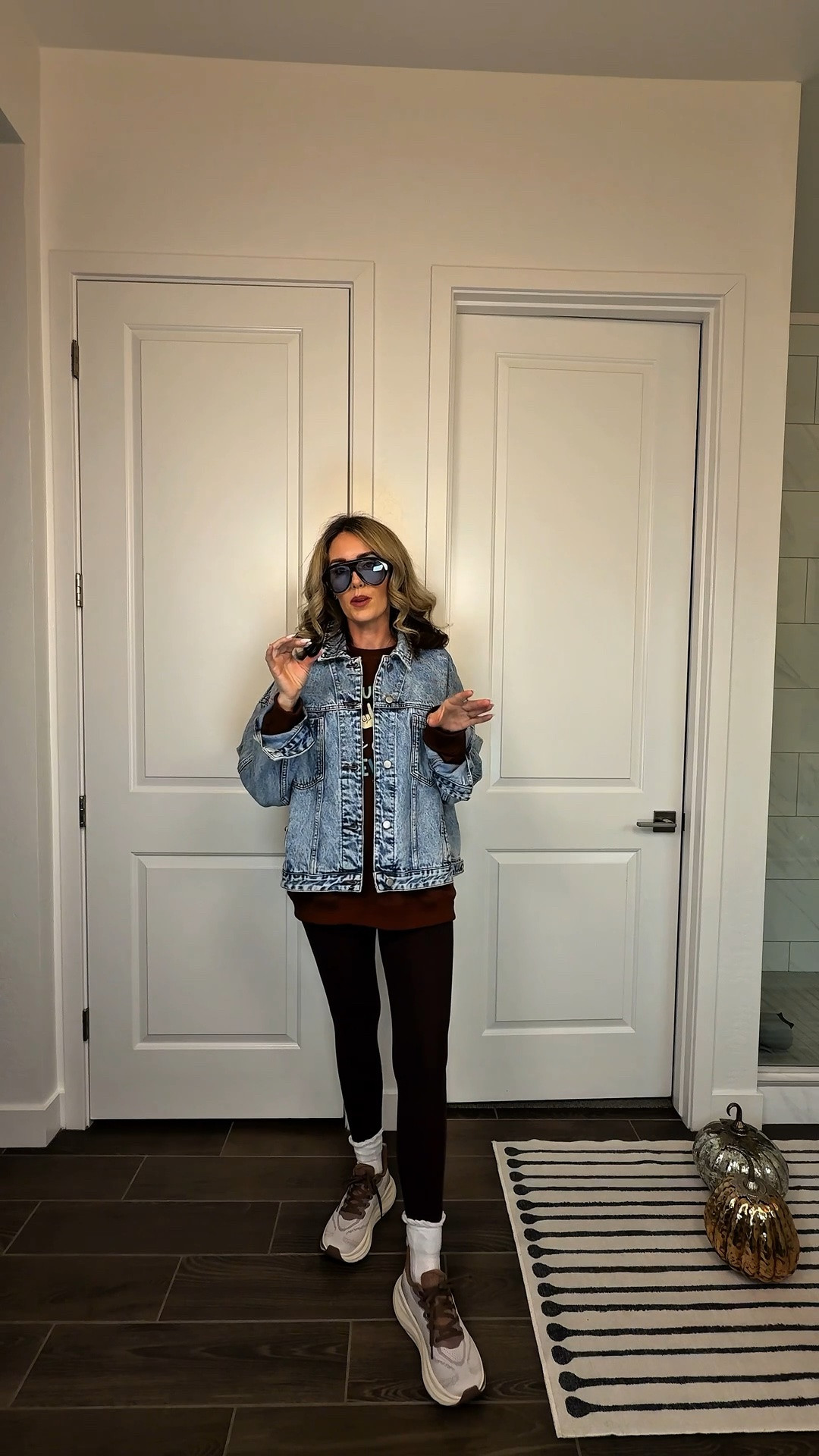 Millennial mom outfit but with couple of the twists. When it doubt throw on a jean jacket, chunky sneaks and pair of trendy sunnies.
Affordable fall outfits for women over 30 | easy everyday outfits | casual fall fashion | 30+ style #millennialfashion #styleinspo #fashiongram #momfashionblogger