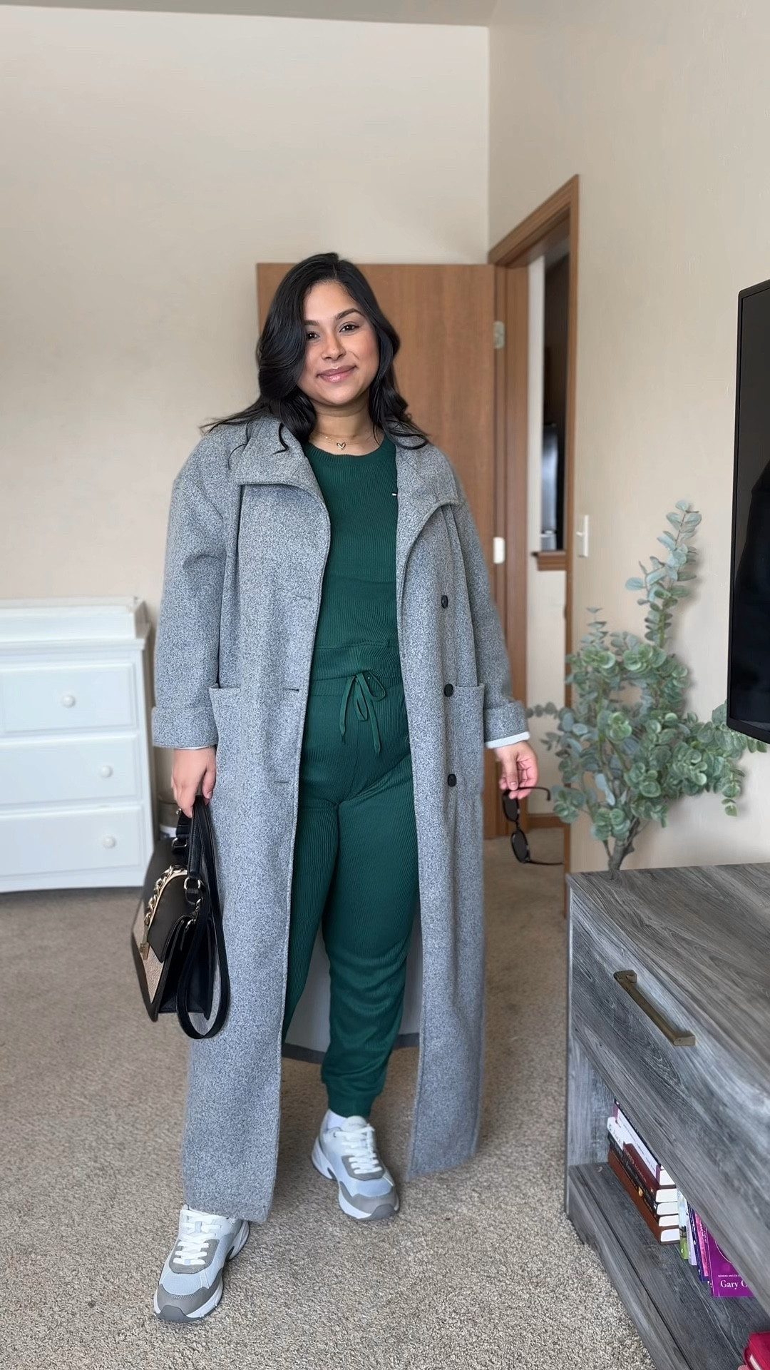 Tallas: 
Conjunto: L 
Abrigo largo: L pero corre grande, tómalo en cuenta 🤍

Amando estos outfits cómodos! 