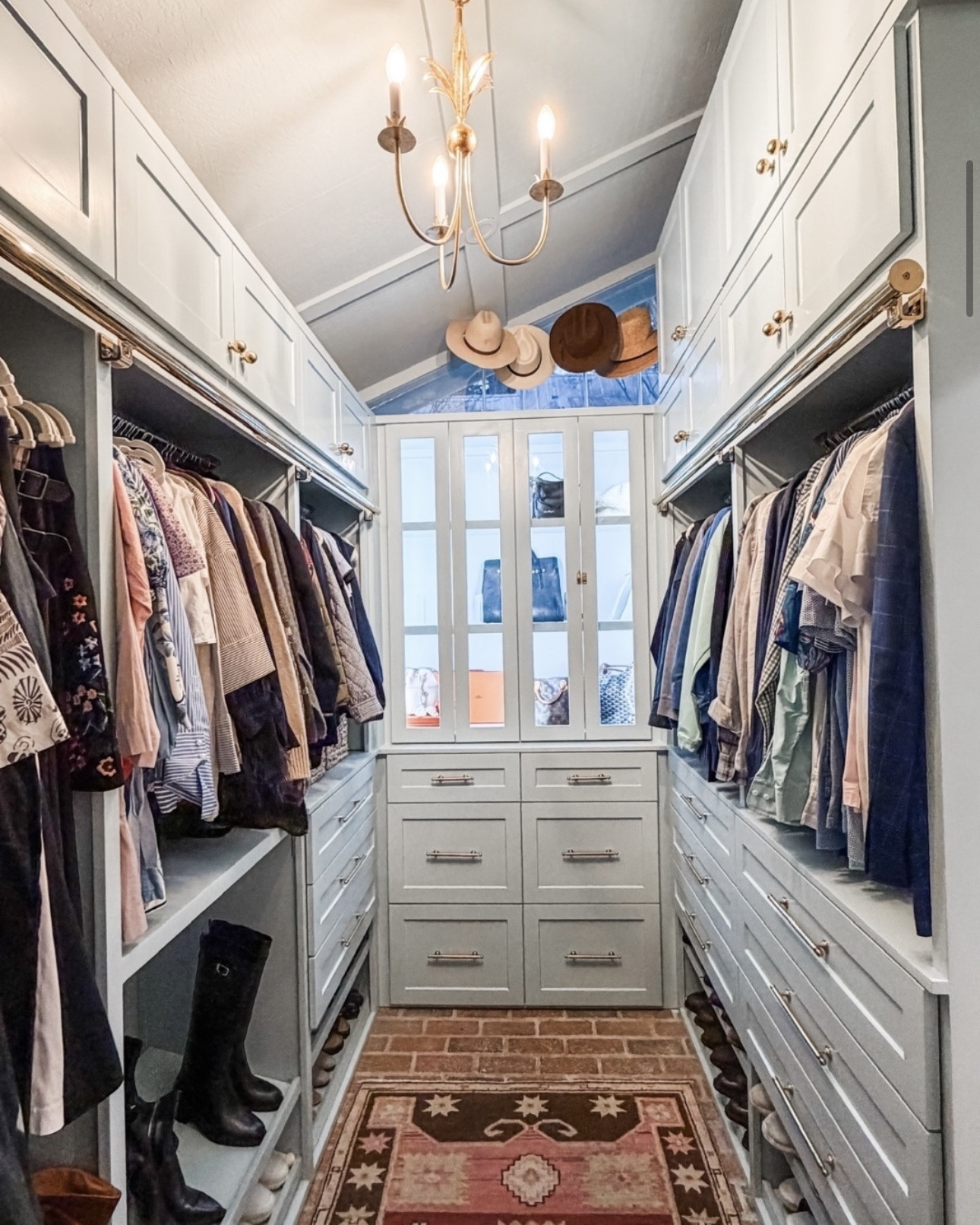The design, the color, THE ORGANIZATION! This closet is 👏🏼