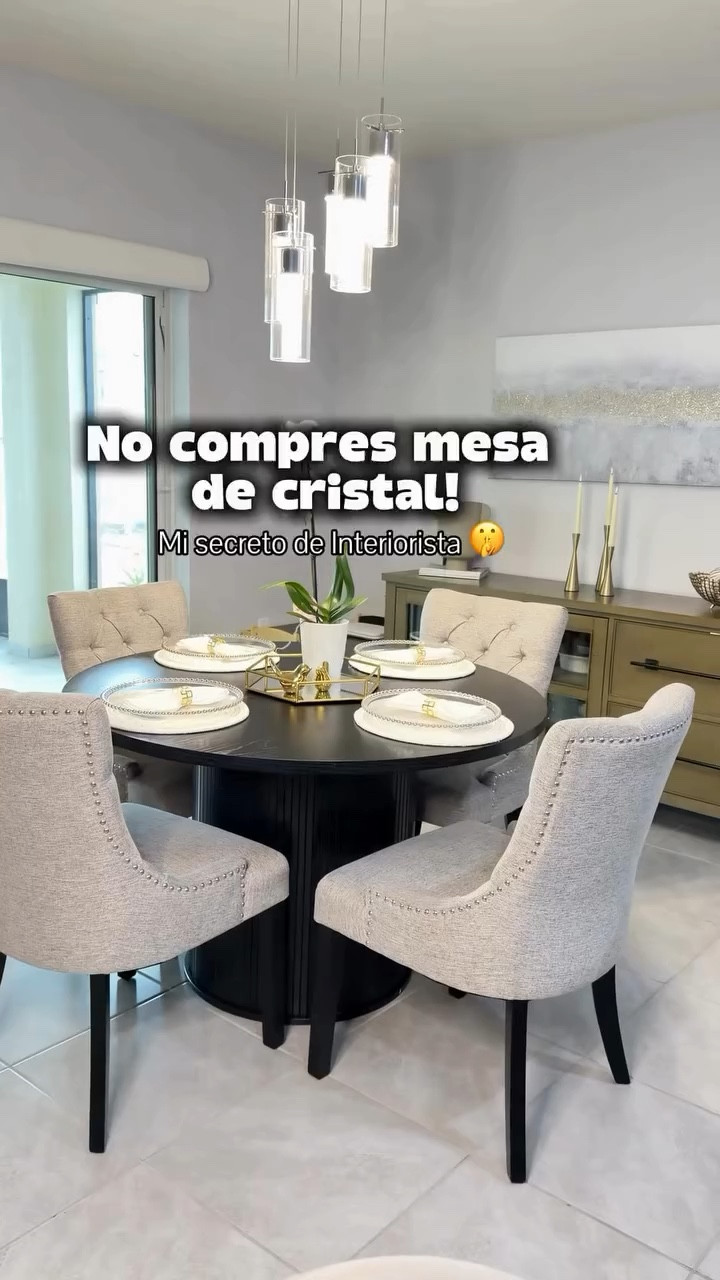 ¿Sientes que por más que limpies tu comedor nunca se ve en orden? 🫠 Te entiendo perfectamente. Como Interiorista, cometí el error de tener una mesa de cristal con niños en casa... y aunque son bellas, ¡qué dolor de cabeza es mantenerlas sin huellas! ❌
Esta mesa fue mi verdadera salvación. 🙌 No solo tiene un diseño minimalista que eleva cualquier espacio, sino que su gaveta funcional es magia pura: la cierras y el ruido visual desaparece en segundos.
Lo que más me gusta:
✨ Material liso: Se limpia en un segundo (adiós manchas de yogur y comida).
✨ Gaveta oculta: Todo a la mano para poner la mesa, pero nada a la vista.
✨ Resistencia: Aguanta el trote diario de una familia real.
Si buscas diseño que de verdad funcione y te devuelva la paz visual, esta es la elección profesional. 🏠✨
🔥 ¡Está en OFERTA por tiempo limitado! 🏷️
Cuéntame en los comentarios, ¿qué es lo que más te cuesta mantener en orden en tu comedor? 👇
Guarda este post para tu próxima remodelación y comparte con esa amiga que necesita este secreto de organización. 🤭
#Interiorista #HomeDecor #ComedorFuncional #TipsDeLimpieza #PazVisual InteriorPlanning OrganizacionDelHogar MueblesModernos DecoracionDeInteriores