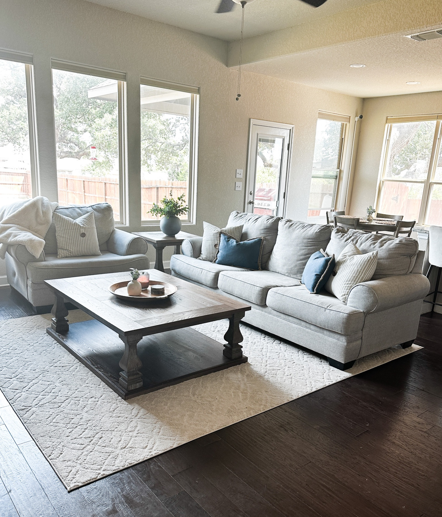 18+ Ashley Johnelle Coffee Table