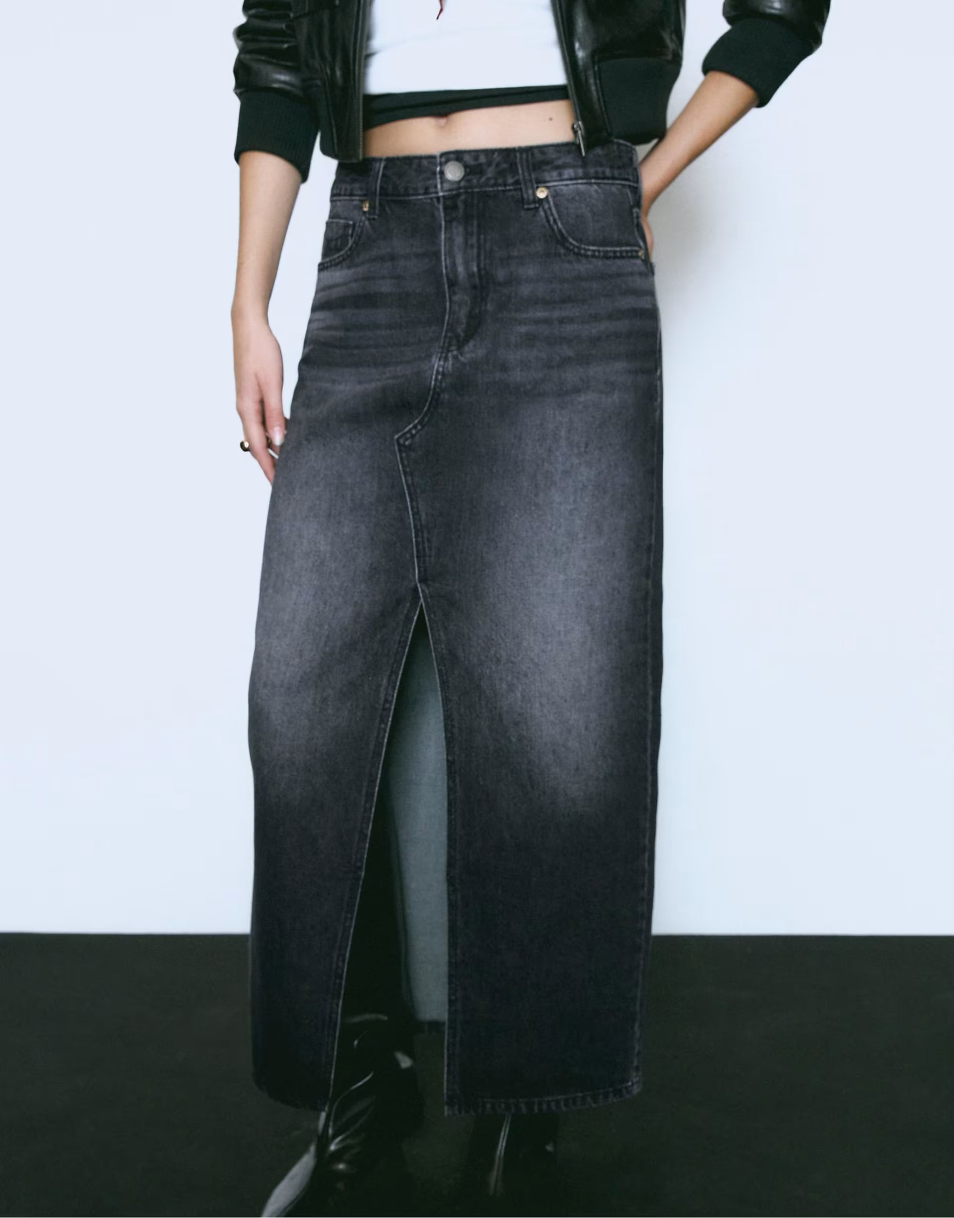 Stradivarius Loose-fitting denim midi skirt in black denim wash | ASOS (Global)