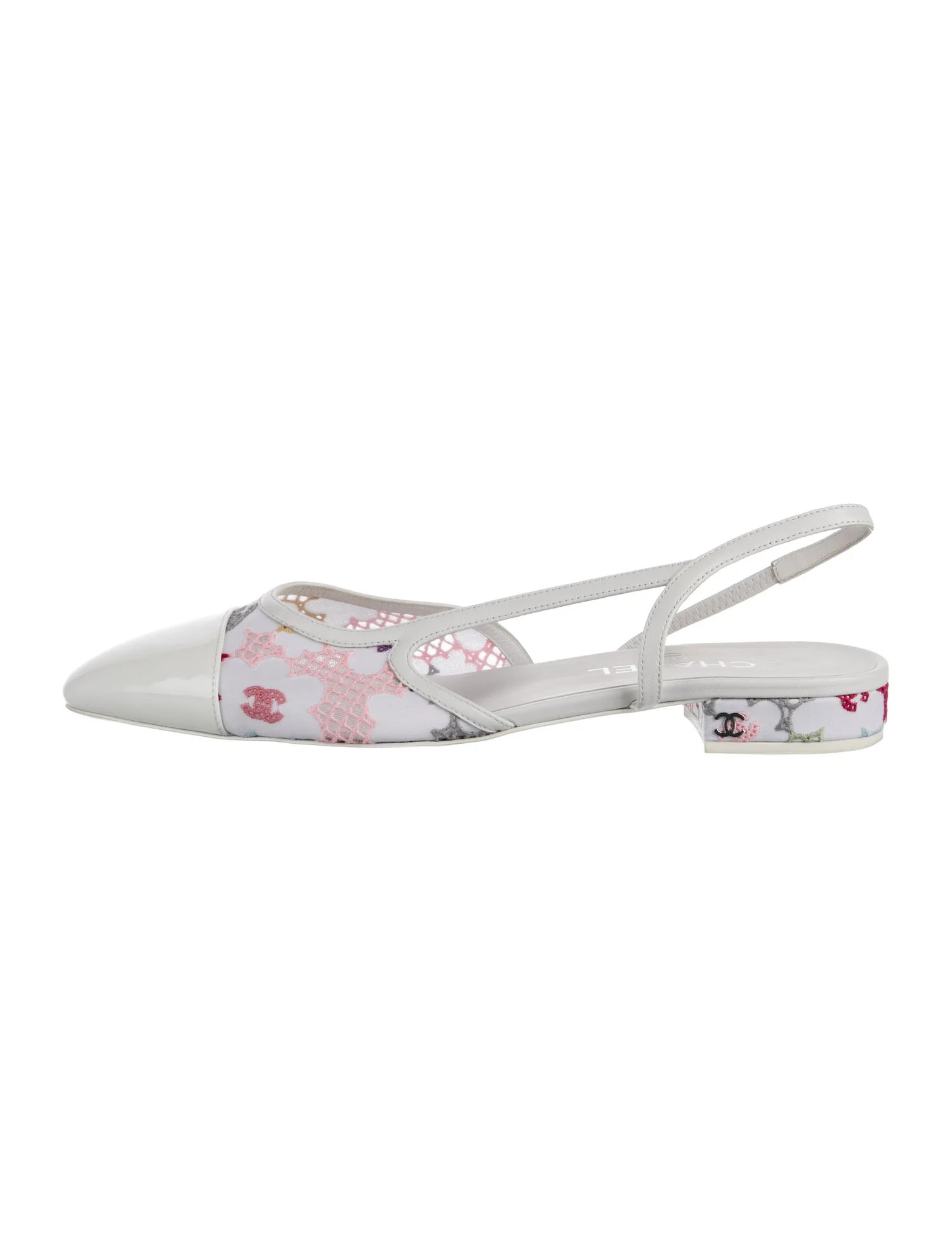 Chanel Interlocking CC Logo Embroidered Accent Slingback Flats - White Flats, Shoes - CHA1424128 ... | The RealReal