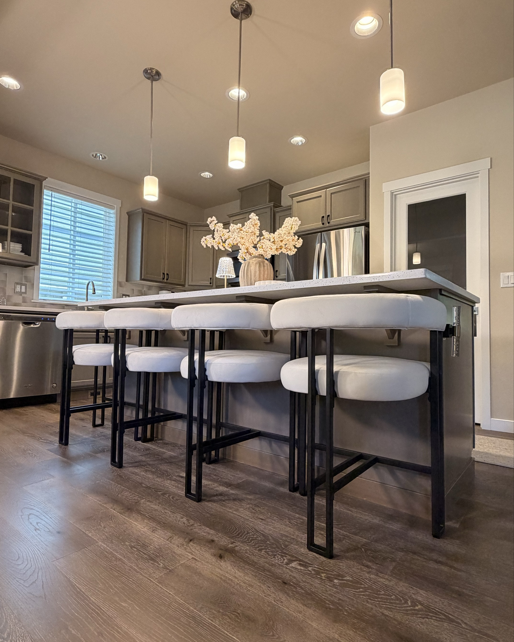 Sophisticated and modern barstools✨