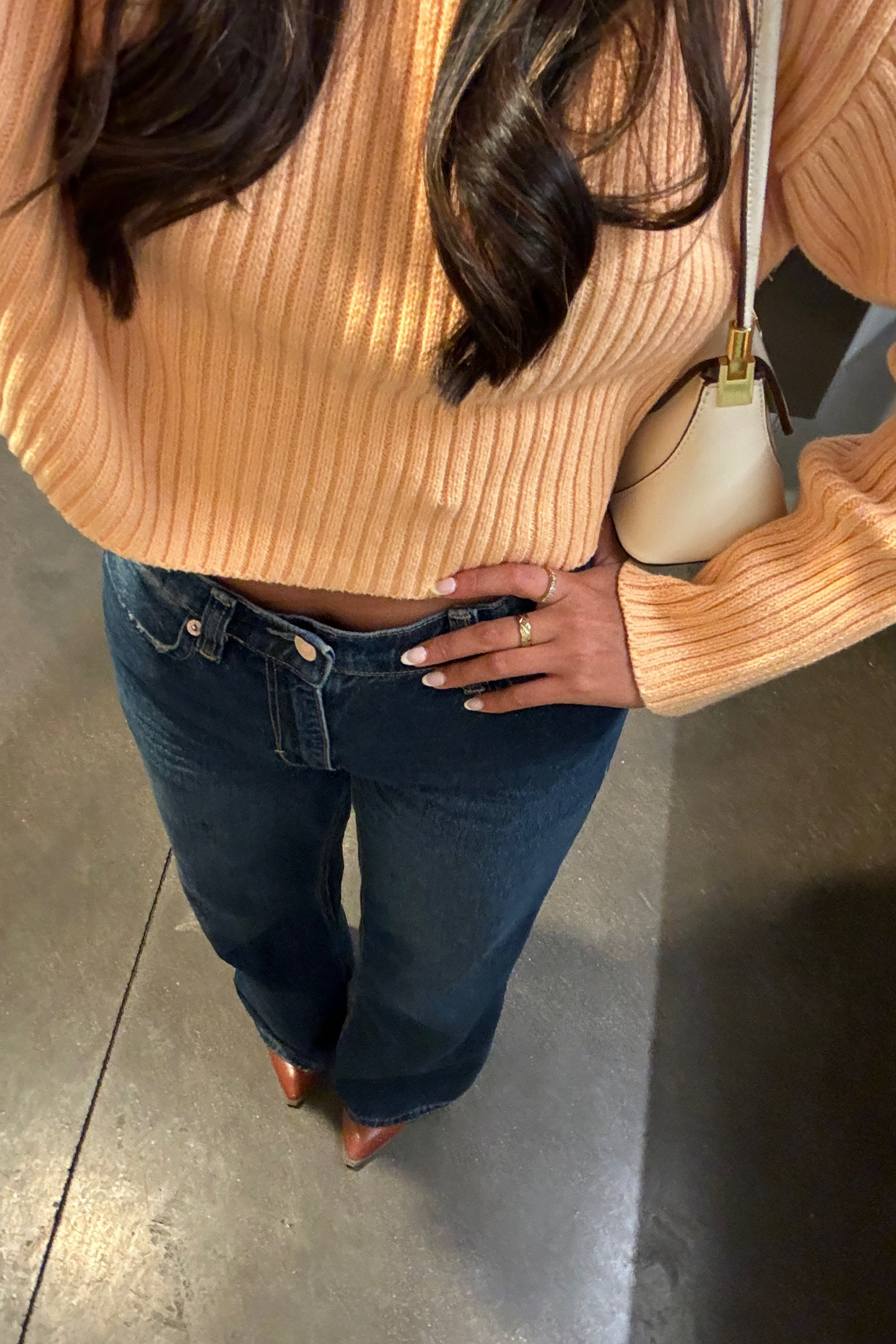 dinner night fit 

Dinner 
Dinner night
Date night 
Girls night out 
Friends night out 
Sweater weather 
Jeans 
Outfitt inspo 

#LTKSeasonal