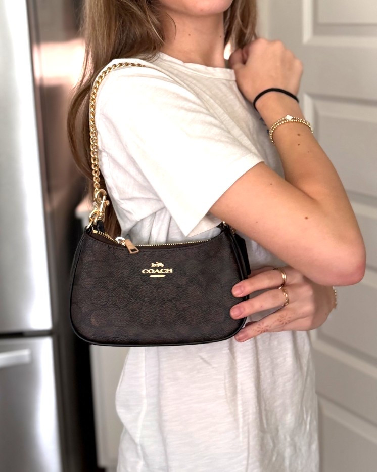 Coach, is back 🫶🏻
Mini Terri Shoulder Bag is perfect size for your teen. 