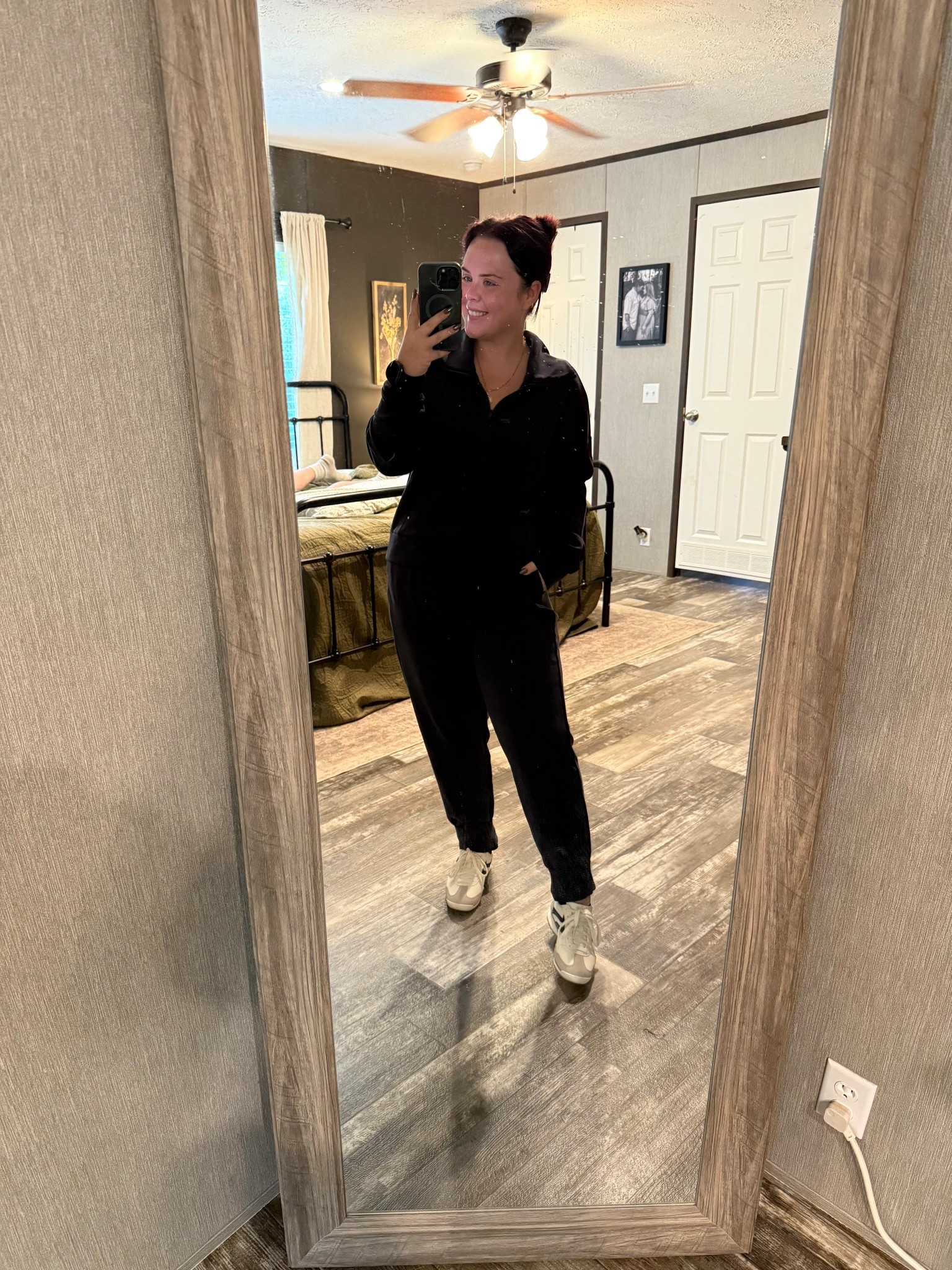 Scuba pullover & jogger set. 160lbs | 5’1” | wearing size medium in both top and bottom 