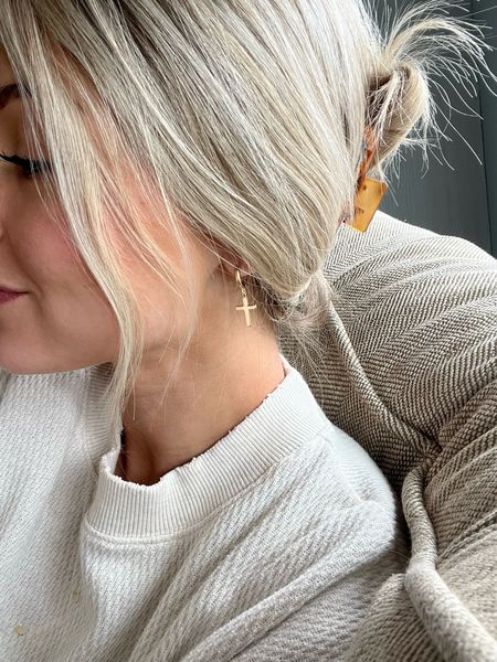 Amazon cross earrings
Claw clip
Aerie cozy sweater 

#LTKunder50