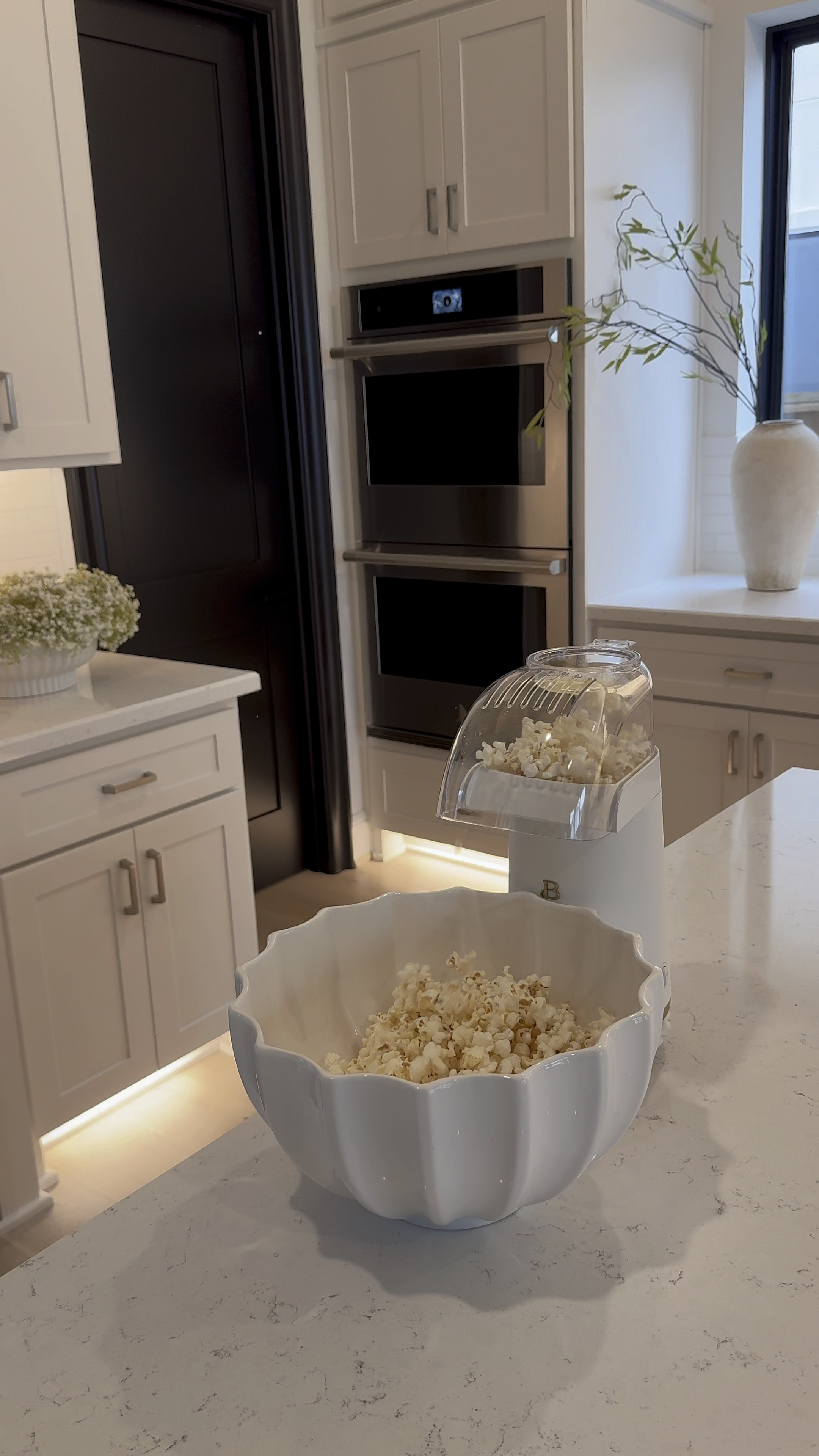 🤌🏽 Hands down the best popcorn maker I've tried! Fast, easy to use, and a breeze to clean. It comes in other colors 🎉 Highly recommend! 🤎🤍

#LTKStyleTip #LTKHome #LTKVideo