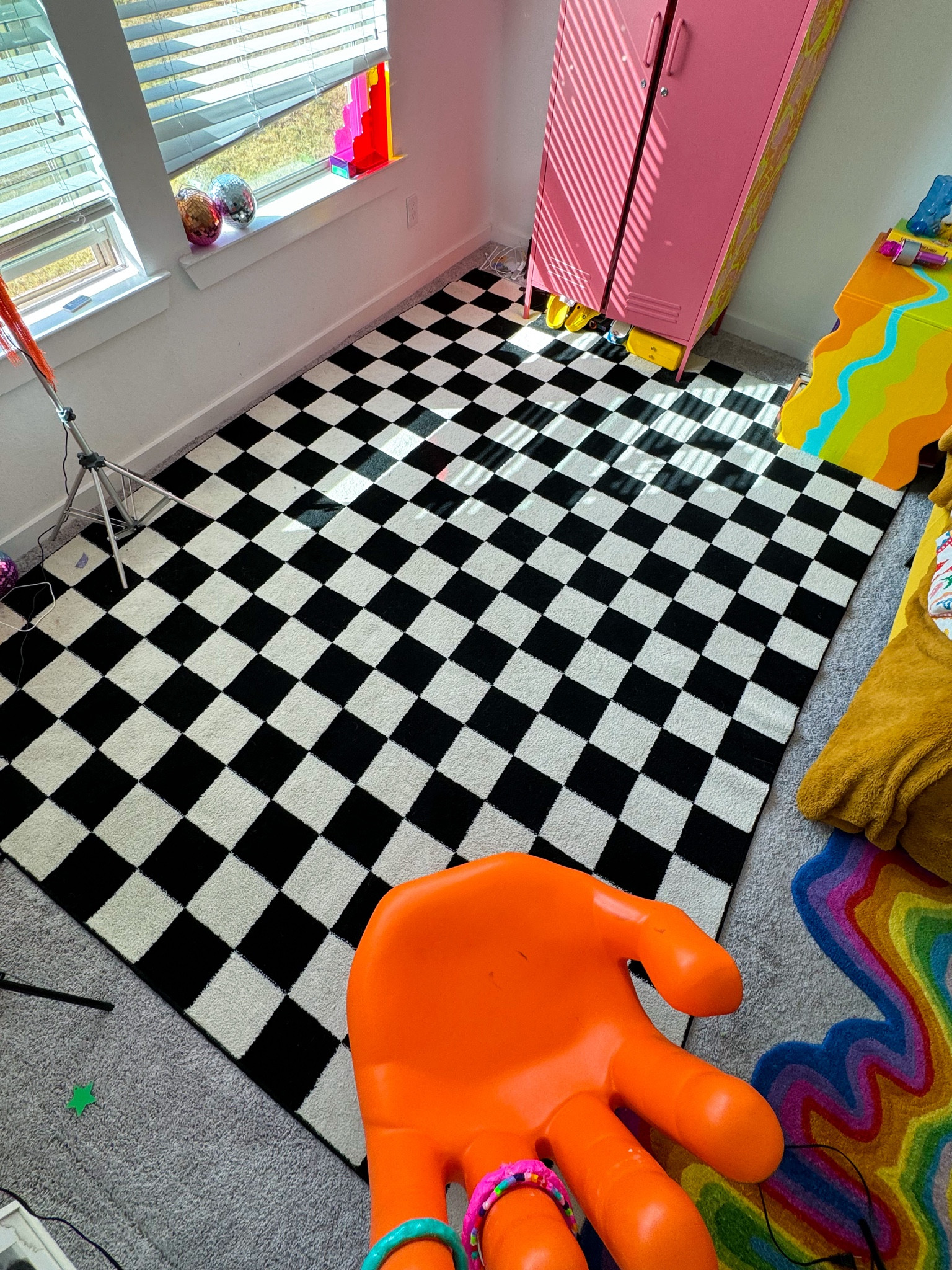 My beloved checkered rug!!!🏁 This area rug is the perfect size for a large bedroom- or a smaller space to fill the entire area! It’s plush & makes my filming days a lot more comfortable & fun!!