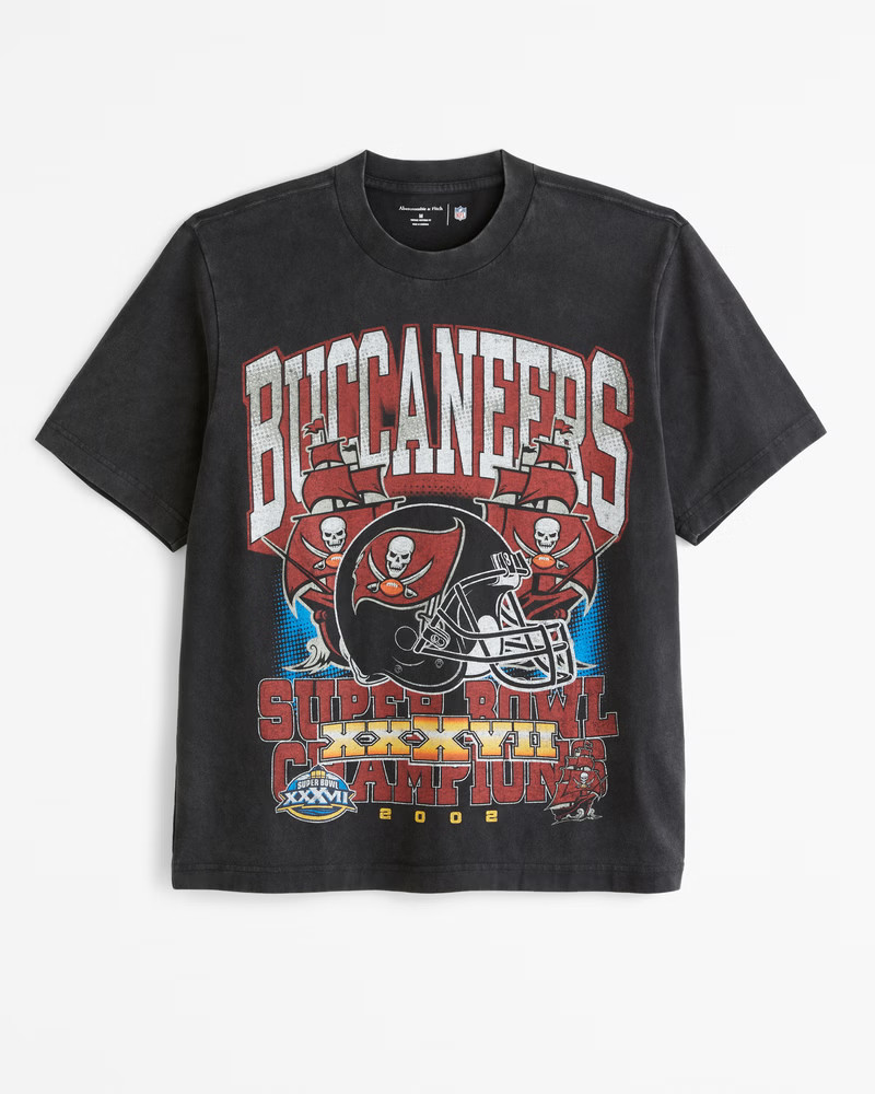 Abercrombie & Fitch Men's Tampa Bay Buccaneers Vintage-Inspired Graphic Tee in Black - Size XXL TALL | Abercrombie & Fitch (US)