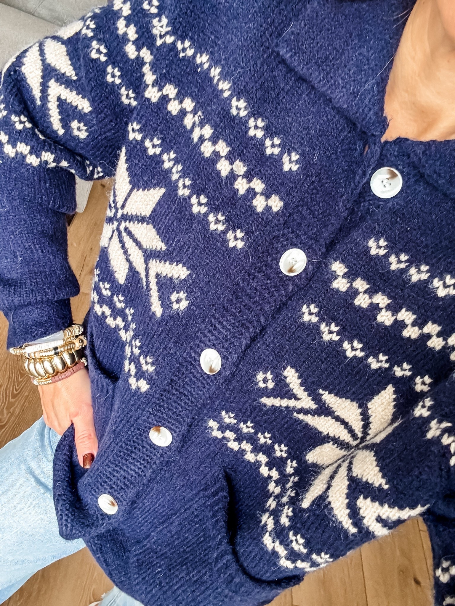 Small cardigan, 25 jeans, shoes, TTS. Fair isle sweater.



#LTKHoliday #LTKFindsUnder100 #LTKSaleAlert