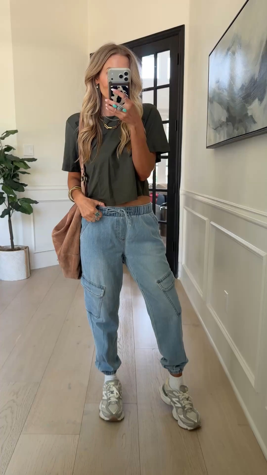 🤍I have gotten this shirt in four colors now! It’s so good! And these are the pants you have sold out several times! 

Wearing my tts (small) 120lbs 5’5”