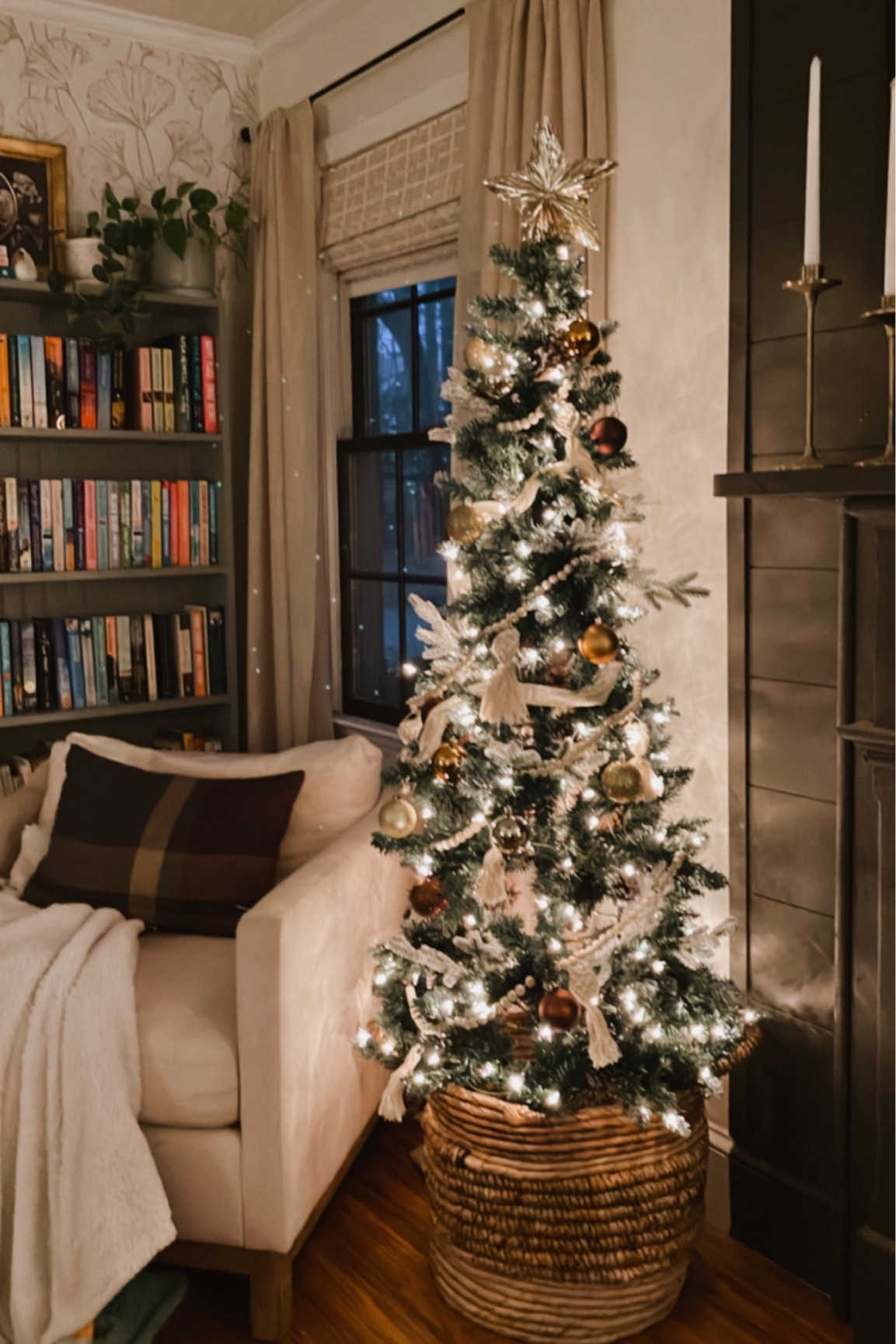 Master bedroom tree ✨🌲

#LTKSeasonal #LTKhome #LTKfamily