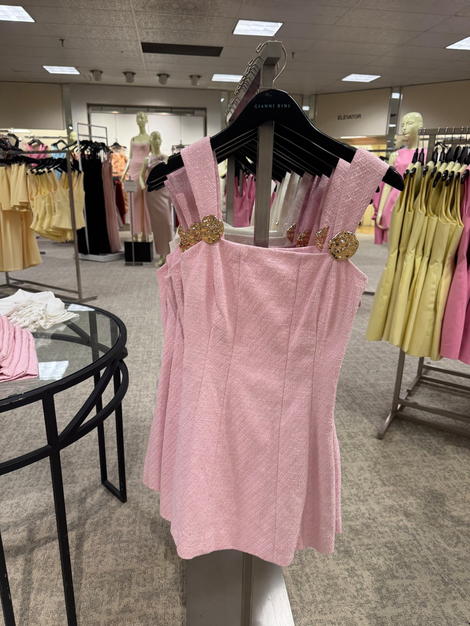 How cute is this dress from Dillards?! 😍