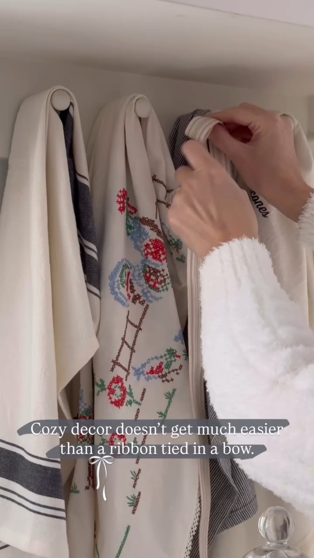 Cozy decor doesn’t get much easier than a ribbon tied in a bow.