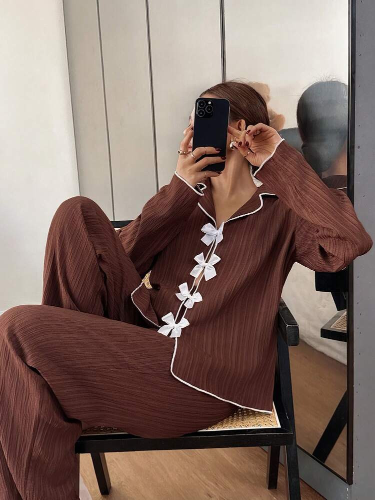 SHEIN Conjunto De Pijama De Manga Larga Con Cuello Vuelto, Ribete De Contraste Y Decoración De Lazo En Jacquard Para Mujer | SHEIN