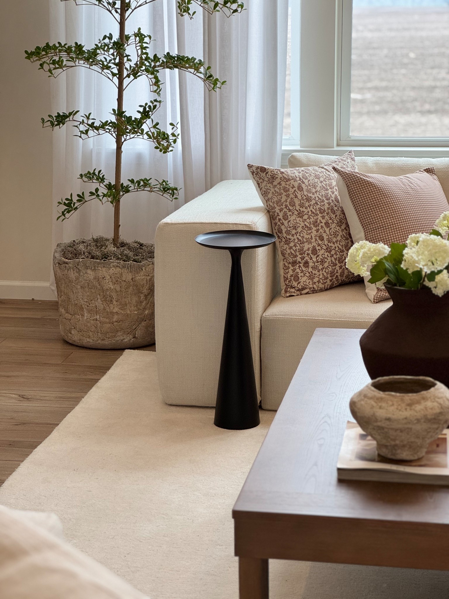 Black modern sleek drink table under $35

#LTKHome #LTKFindsUnder50 #LTKSaleAlert