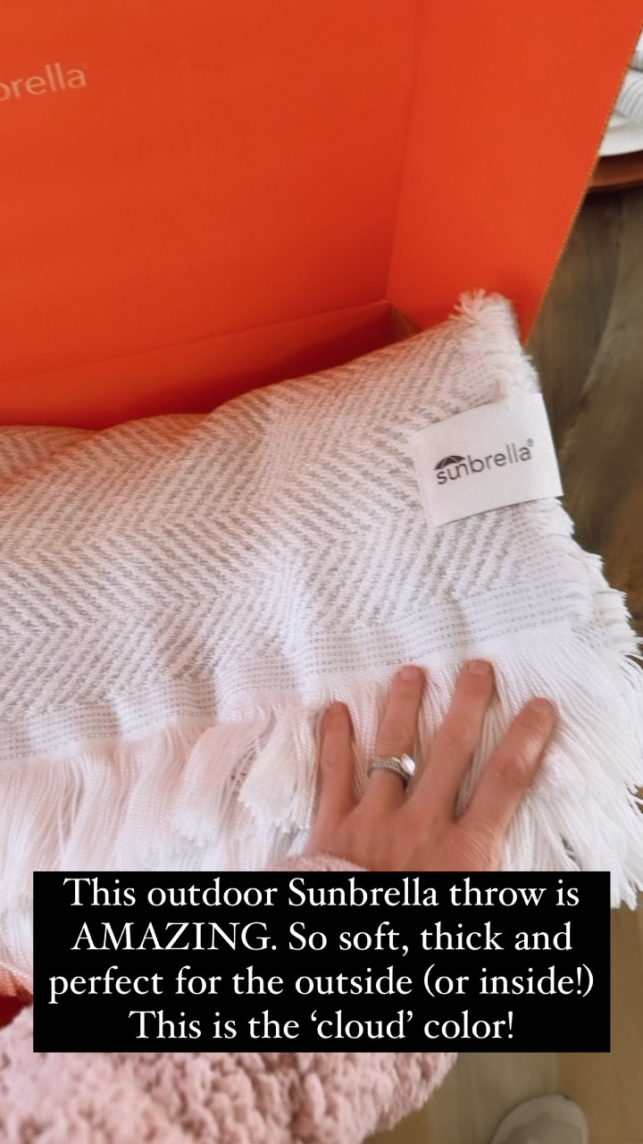 Sunbrella throw blanket that is perfect for outside patio or backyard spaces - so soft and durable!! 🫶🏼 #sunbrella #throw #blanket

#LTKVideo #LTKhome #LTKSeasonal