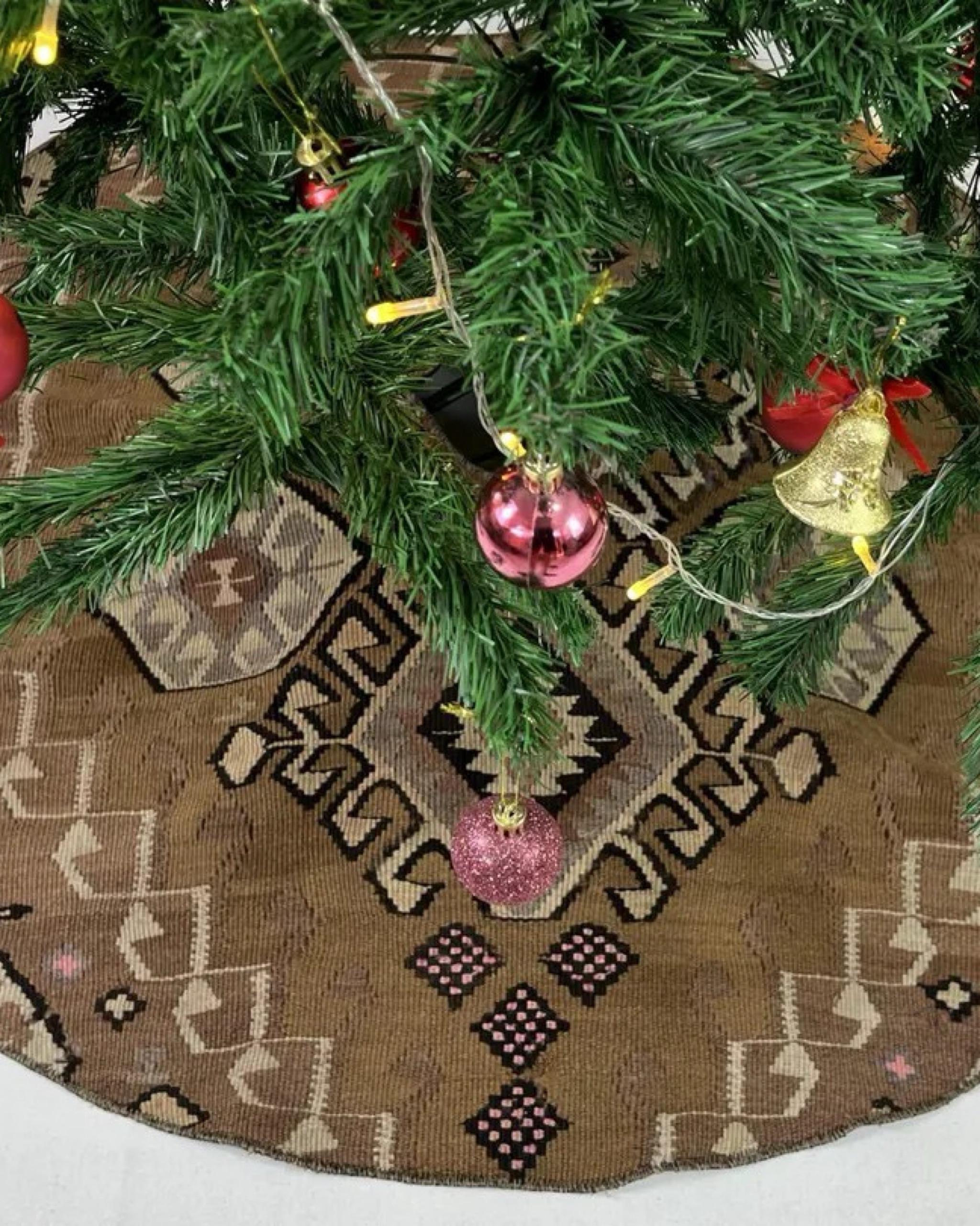 I am in love with this Turkish Kilim rug Christmas tree skirt!

So unique and unusual!

I must add this to my holiday decor this year! 

#christmastreeskirt 

#LTKHoliday #LTKSeasonal #LTKHome