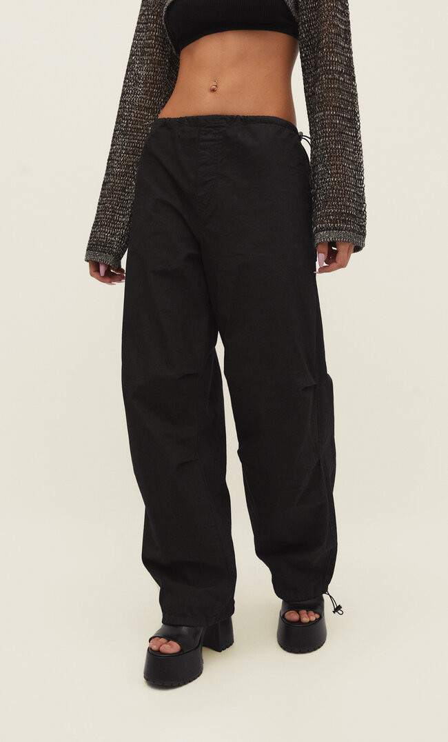 Parachute-Hose aus Popelin mit Kordelstoppern | Stradivarius DE