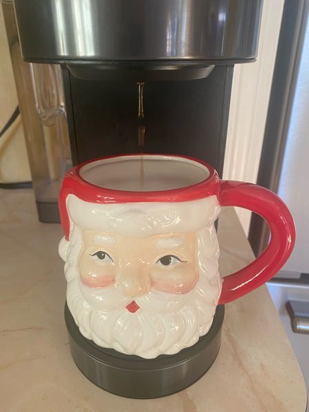 Time for some holiday mugs! Love this santa one!