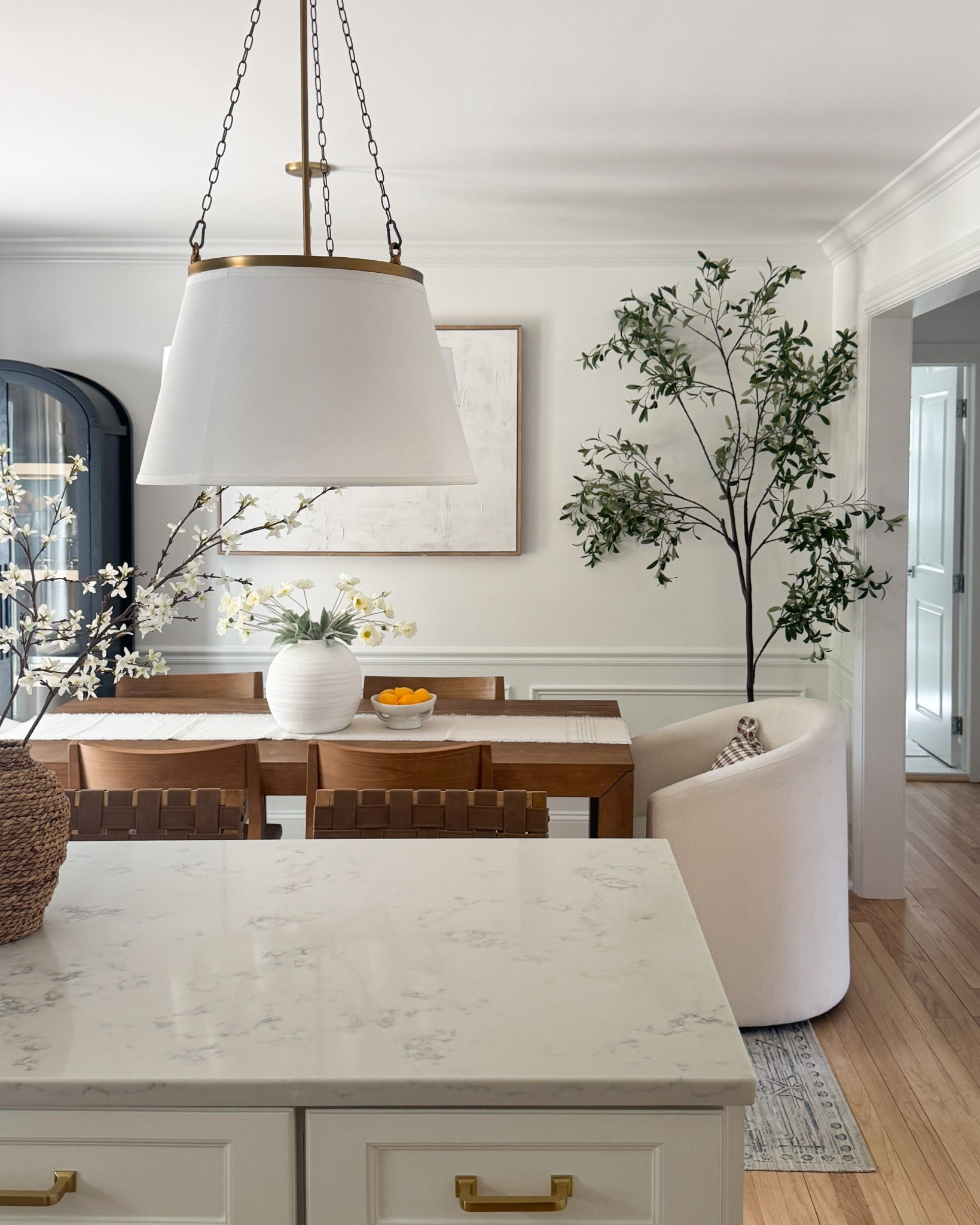 Dining room details that make me smile every time! From the oversized pendant to the woven chairs and statement florals, I’m obsessed 🤗 I pulled together all the exact (or similar!) for you guys as well.


#diningroomdecor #organicmodern #neutralstyle #statementlighting #LTKhome #cozydiningroom #interiorstyling

#LTKSaleAlert #LTKStyleTip #LTKHome