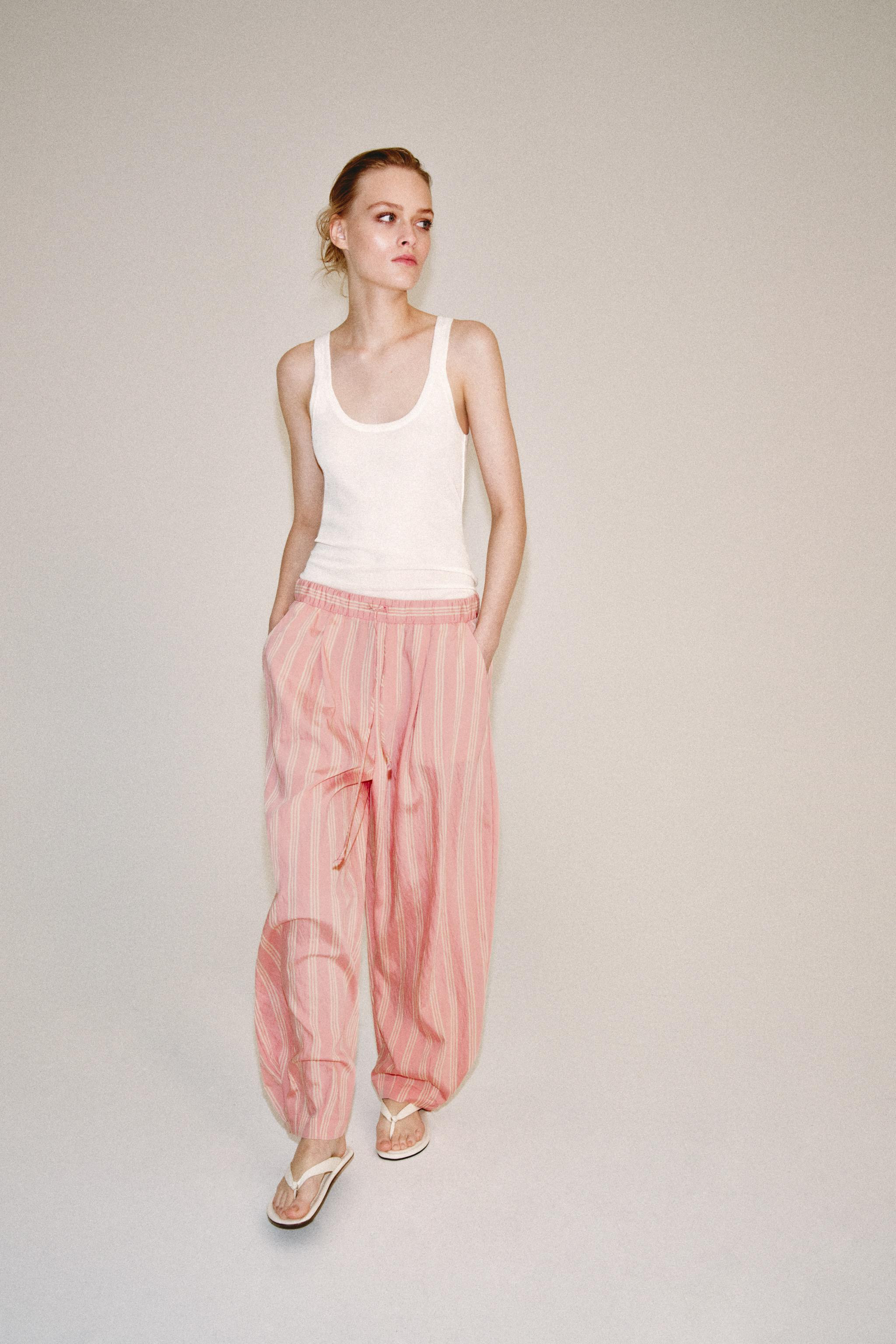 Model height: 176 cmZARA WOMAN COLLECTIONTrousers made from a 15% linen blend yarn. Mid-waist wit... | Zara UK