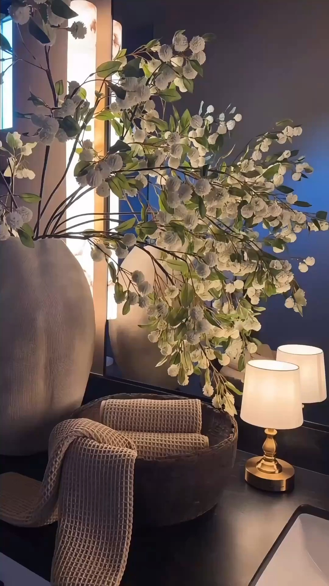 These floral and wireless lamp are the perfect way to elevate any counter space! And perfect to spring 🤗🦋 I love them! 😍 

Faux florals 
Wireless gold lamp
Bathroom refresh 
Countertop refresh
Neutral home decor
Summerthompsonstyless

#LTKHome