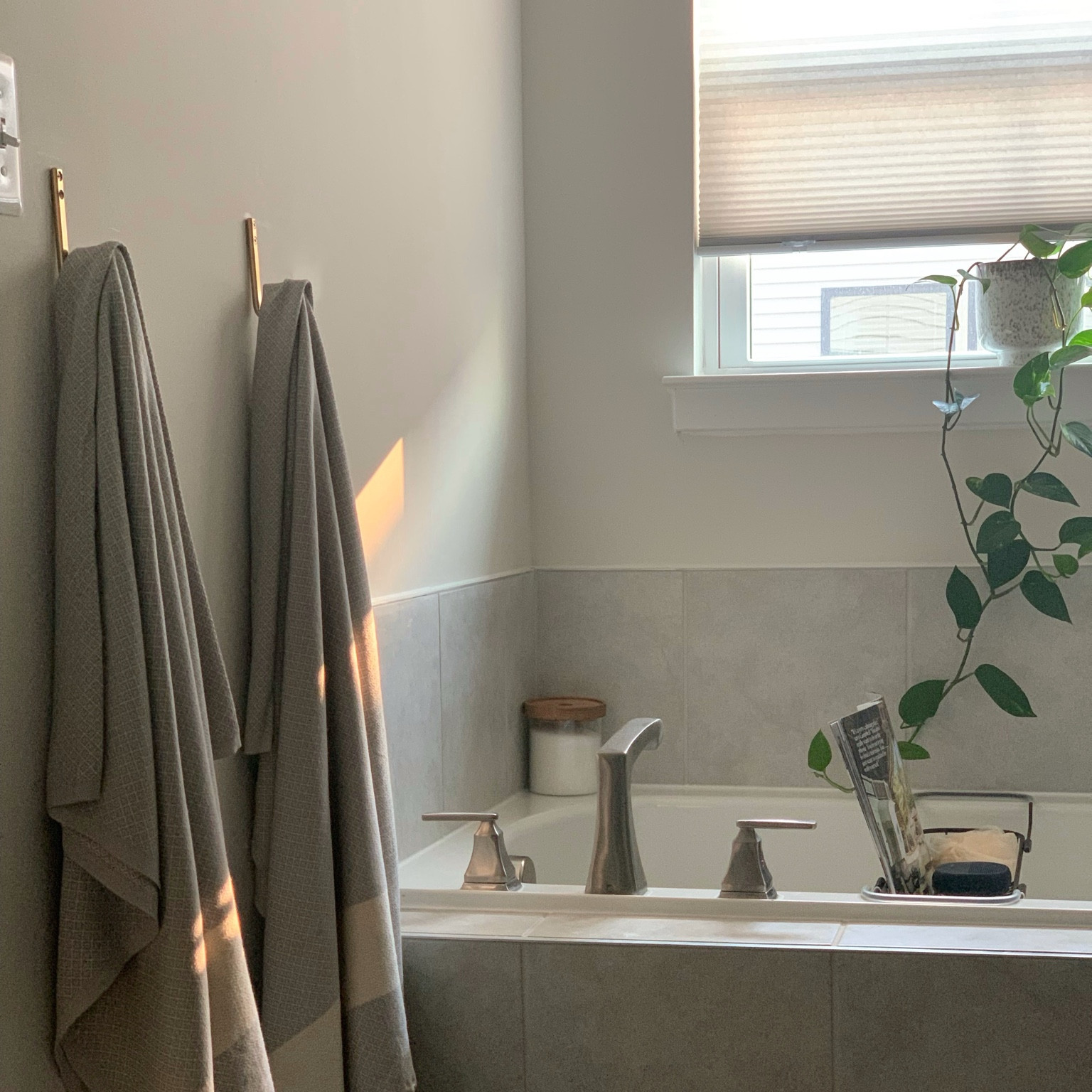 Creating a calm bathroom oasis doesn’t require a lot. In fact, as someone who is slowly coming to the realization that she is a maximalist, my bathroom is pretty minimal. I’ve linked some of my must haves for a perfect, everyday spa-like experience. 